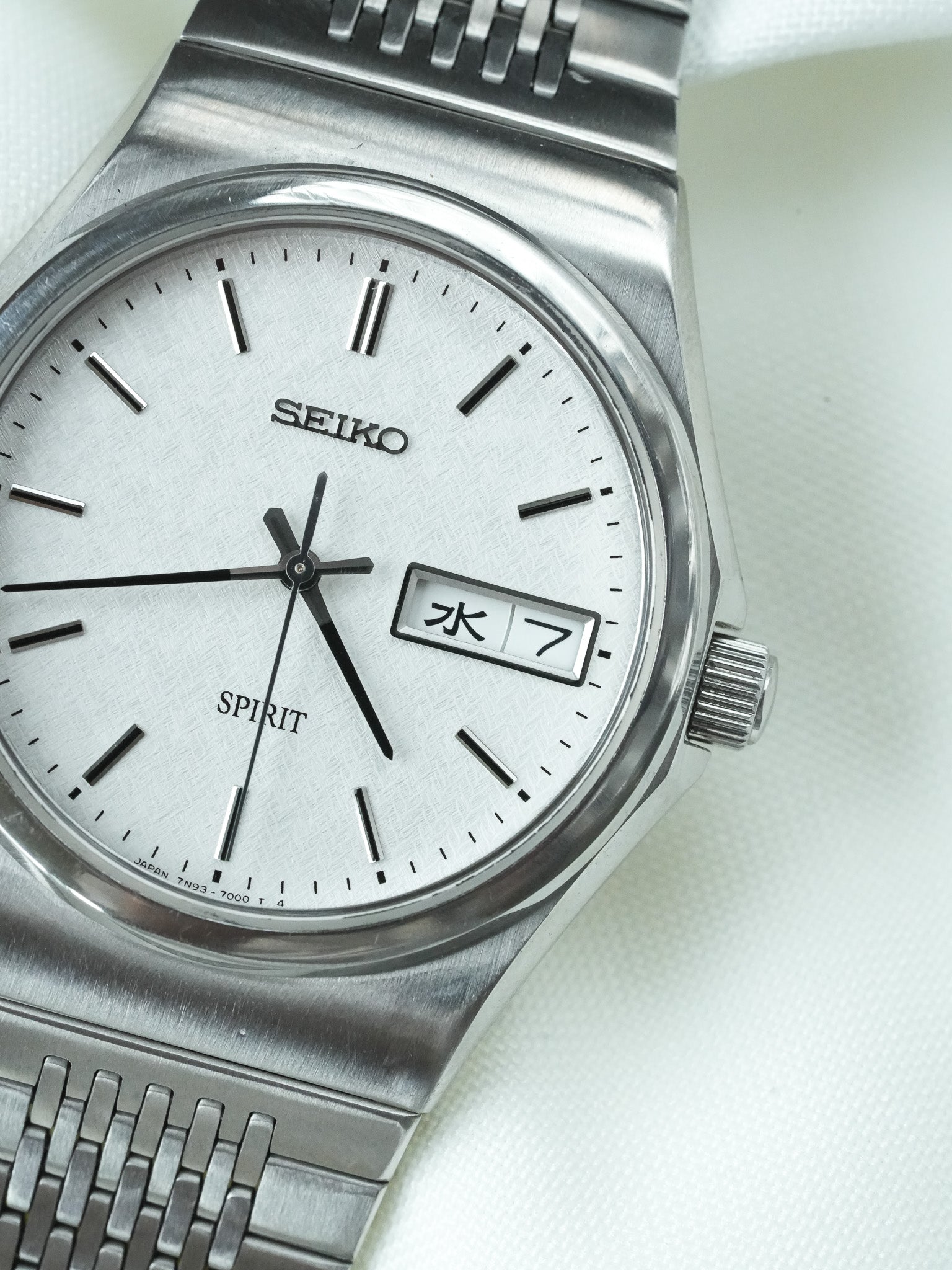 ساعة Seiko فينتاج Spirit - Daydate Kanji من الفولاذ بنقشة Chevron (1998) 