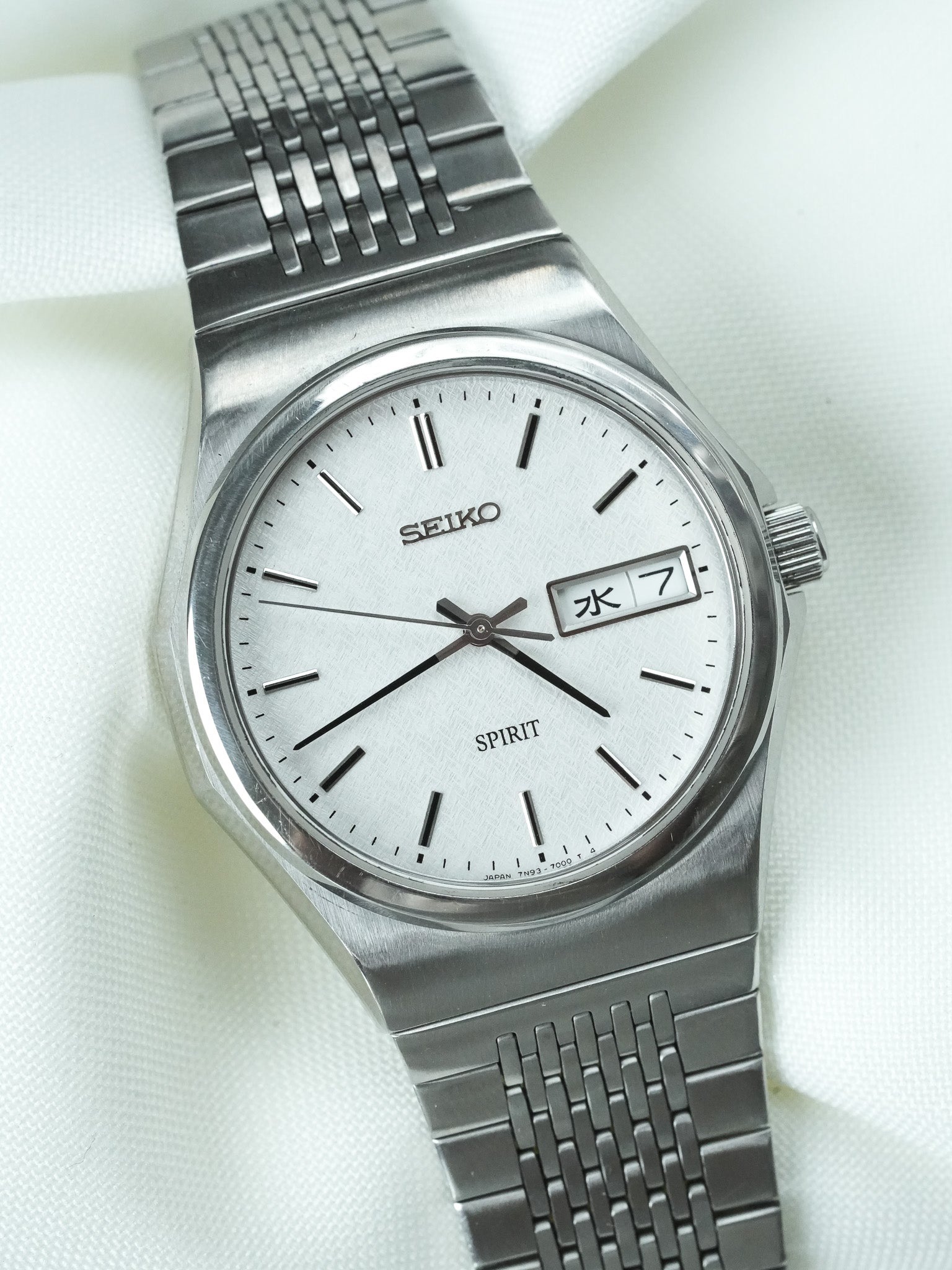 ساعة Seiko فينتاج Spirit - Daydate Kanji من الفولاذ بنقشة Chevron (1998) 