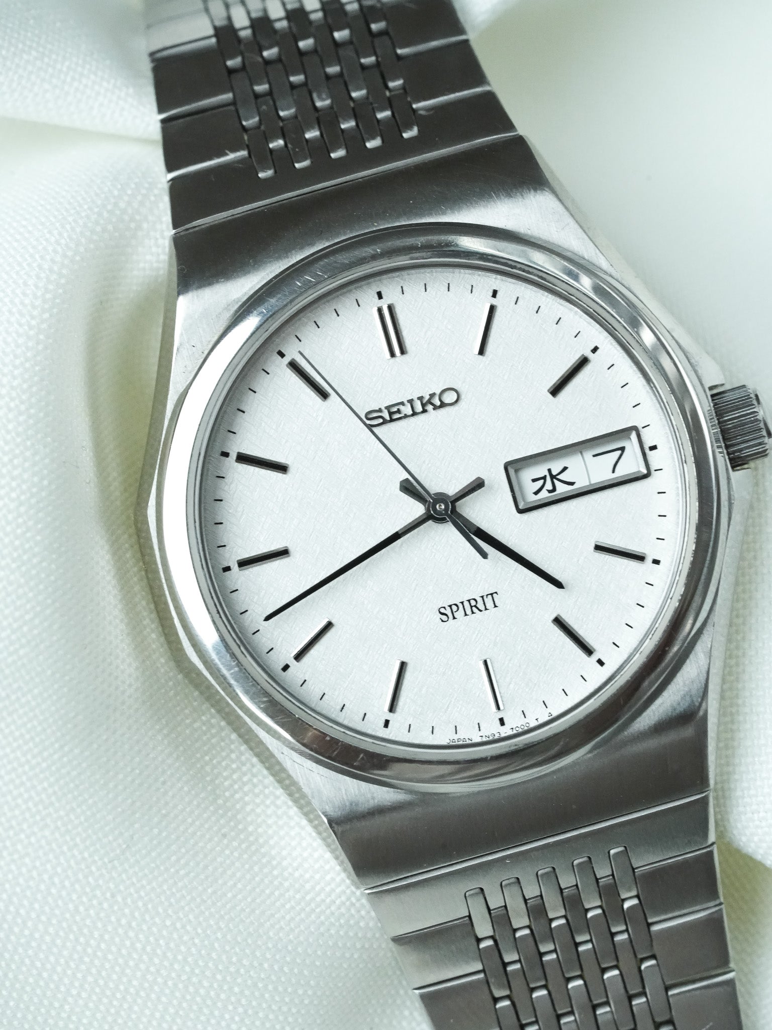 ساعة Seiko فينتاج Spirit - Daydate Kanji من الفولاذ بنقشة Chevron (1998) 