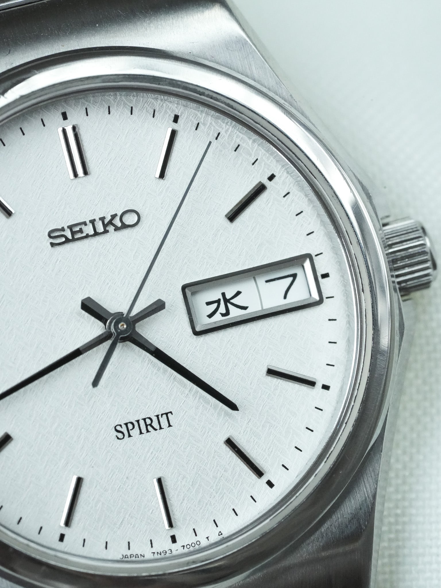 ساعة Seiko فينتاج Spirit - Daydate Kanji من الفولاذ بنقشة Chevron (1998) 