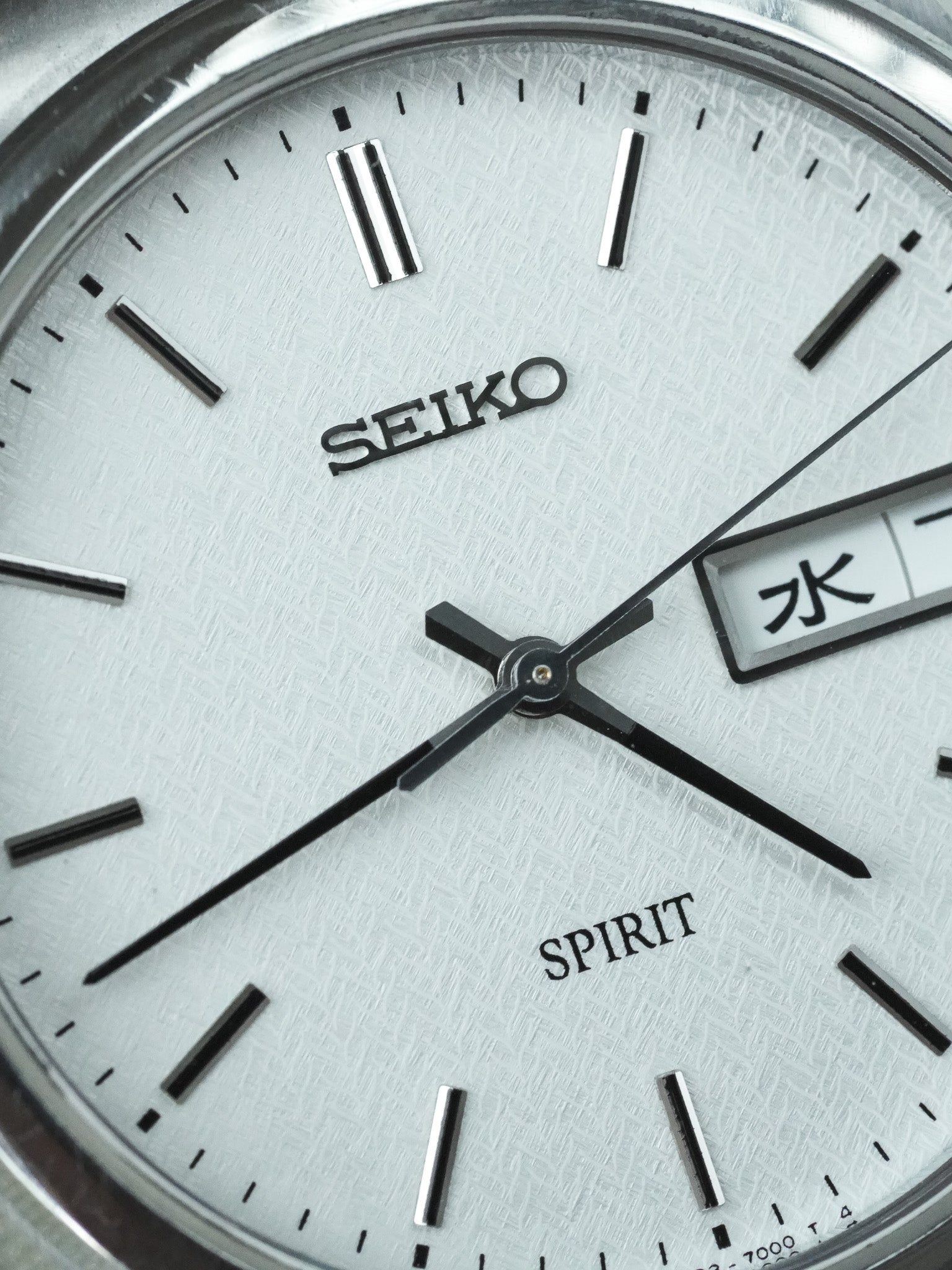ساعة Seiko فينتاج Spirit - Daydate Kanji من الفولاذ بنقشة Chevron (1998) 