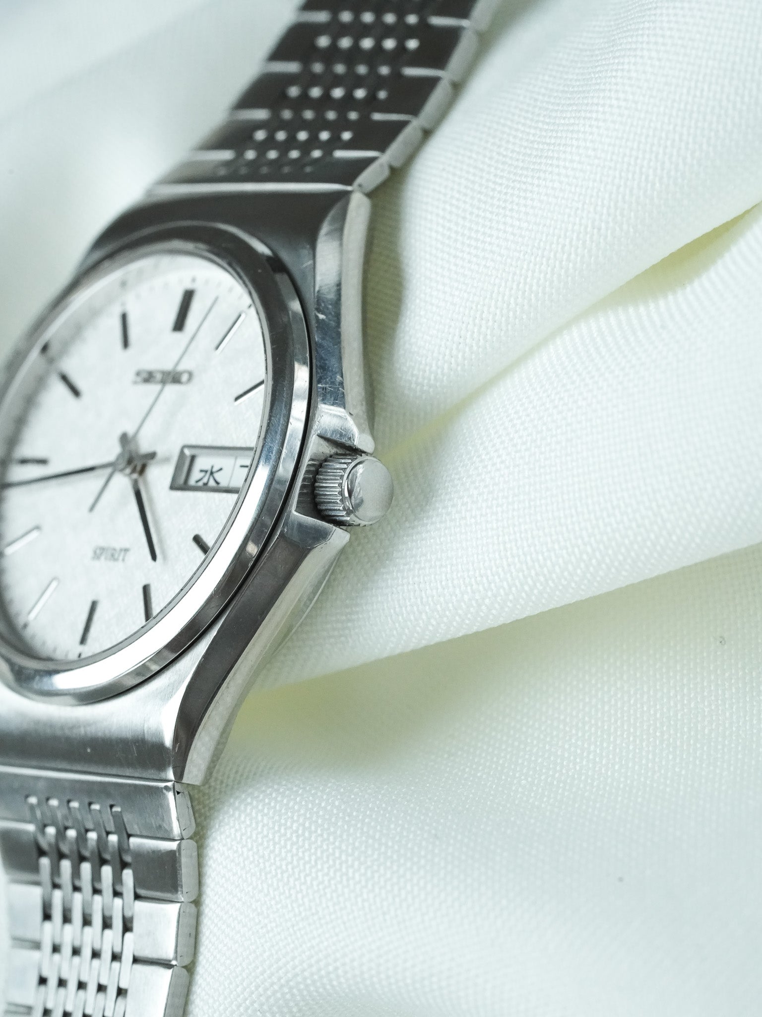 ساعة Seiko فينتاج Spirit - Daydate Kanji من الفولاذ بنقشة Chevron (1998) 