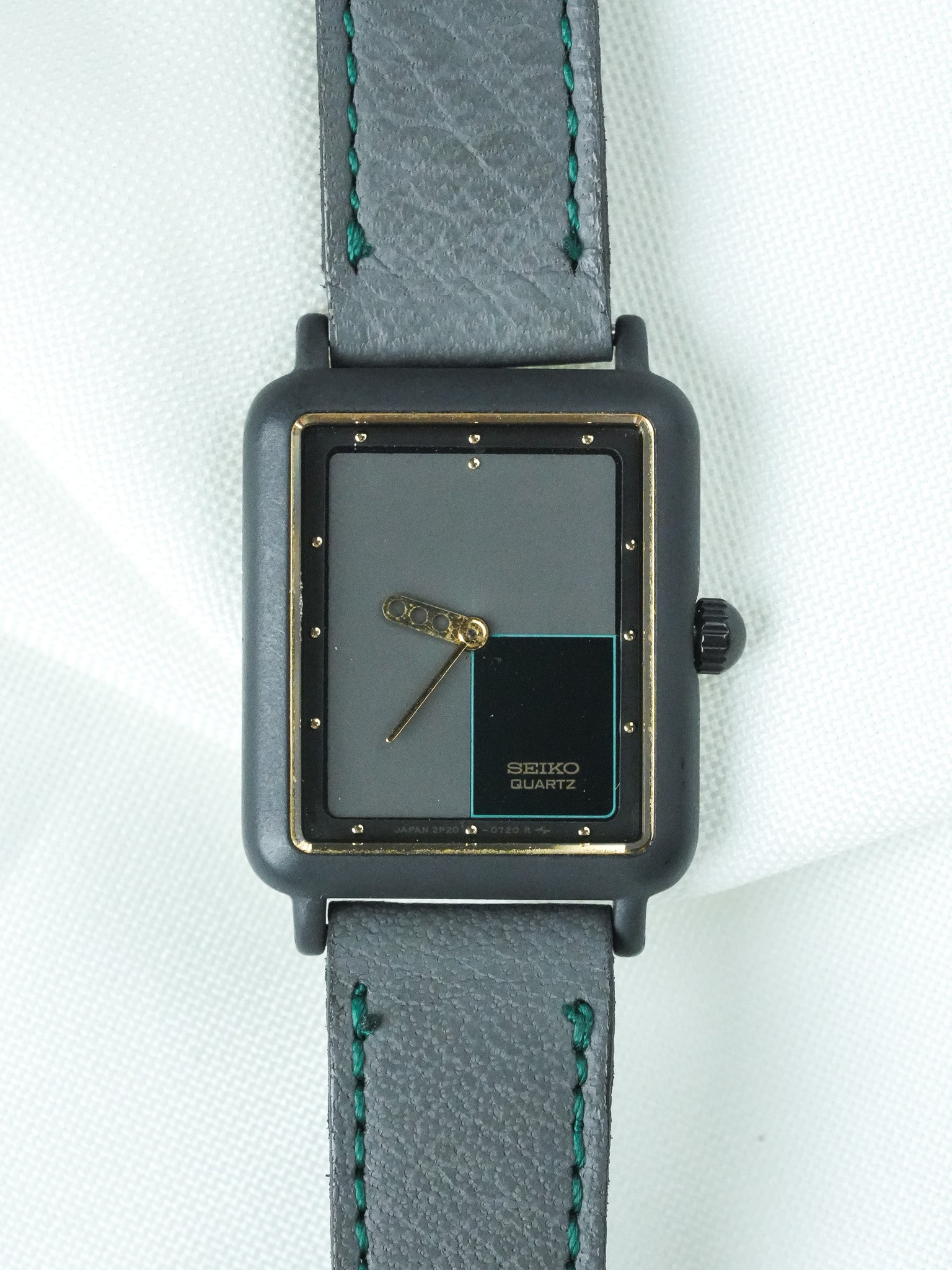 Montre Seiko Vintage - Tank Futuriste Anthracite (1996)