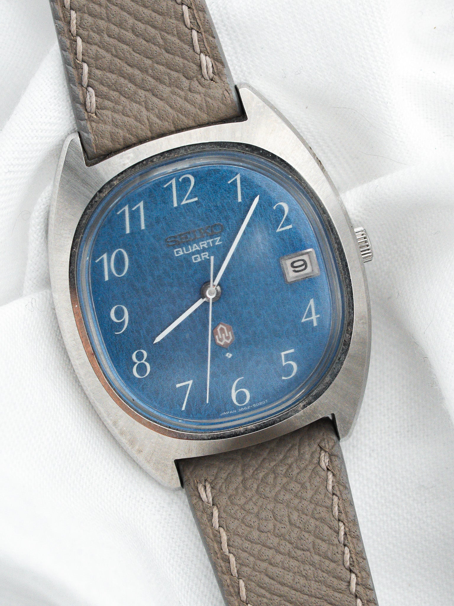 Montre Seiko Quartz QR 3862-5010 — Cadran Bleu Boîtier Coussin (1974)