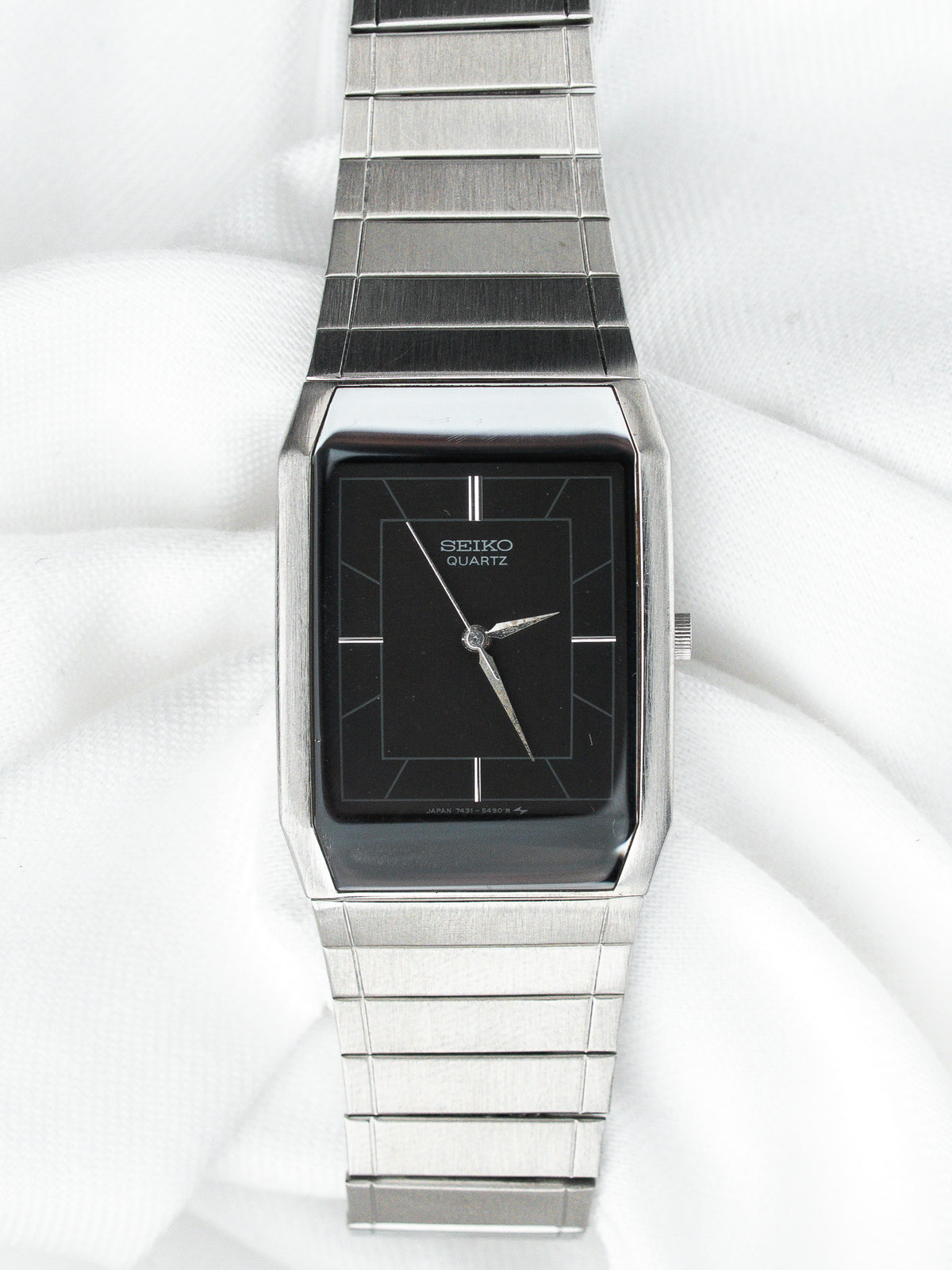 Quadrante nero con decoro geometrico grigio - Orologio Seiko Quartz 7431-5360 - Atelier Victor