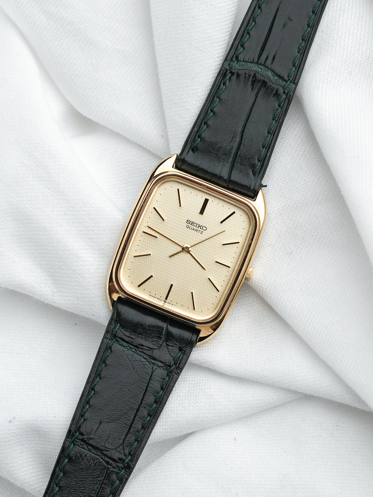 Boîtier plaqué or à angles arrondis de trois quarts - Montre Seiko Quartz 2621-5240 - Atelier Victor