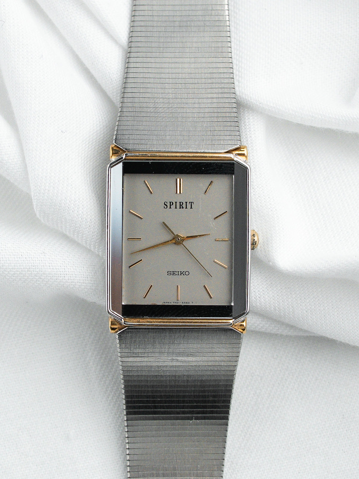 Montre vintage Seiko Spirit à cadran carré gris et bracelet métallique argenté