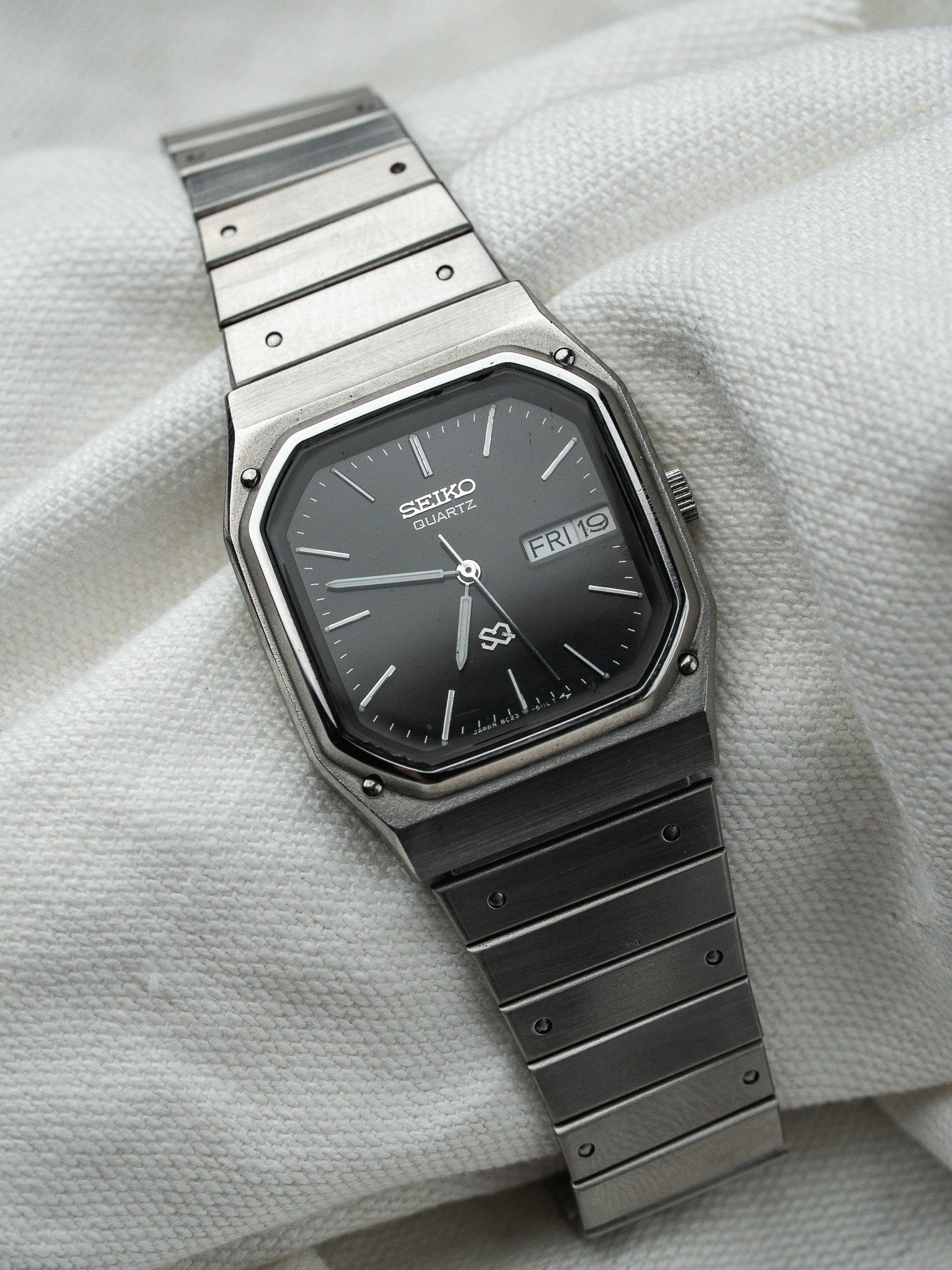 Montre Seiko SQ Vintage - Acier Date Jour Noir 8C23-509A (1985) - Atelier Victor