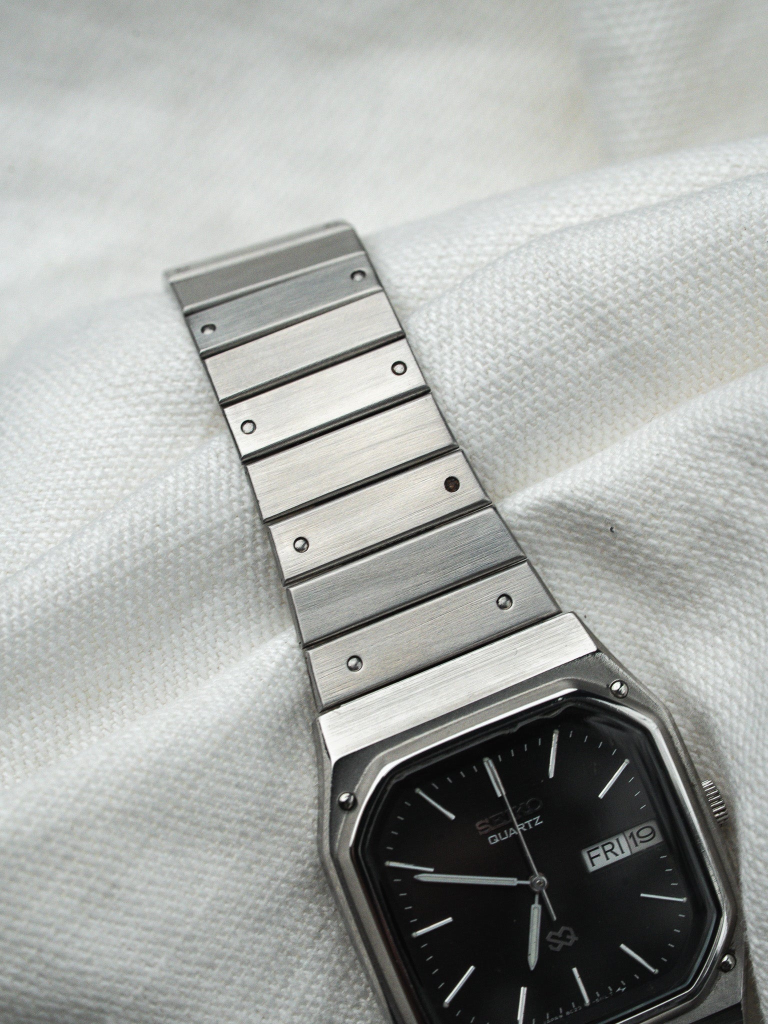 Montre Seiko SQ Vintage - Acier Date Jour Noir 8C23-509A (1985) - Atelier Victor