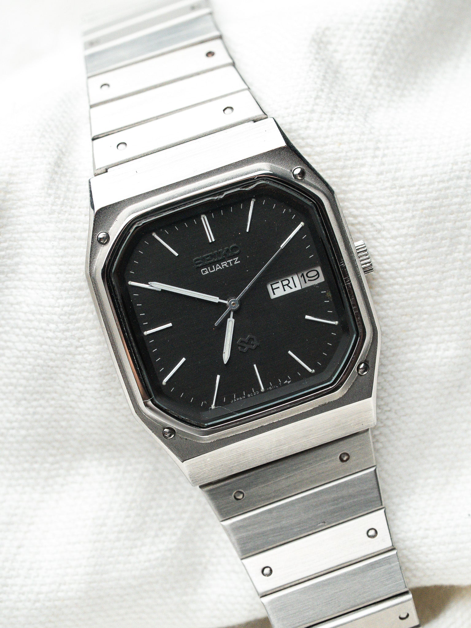 Montre Seiko SQ Vintage - Acier Date Jour Noir 8C23-509A (1985) - Atelier Victor