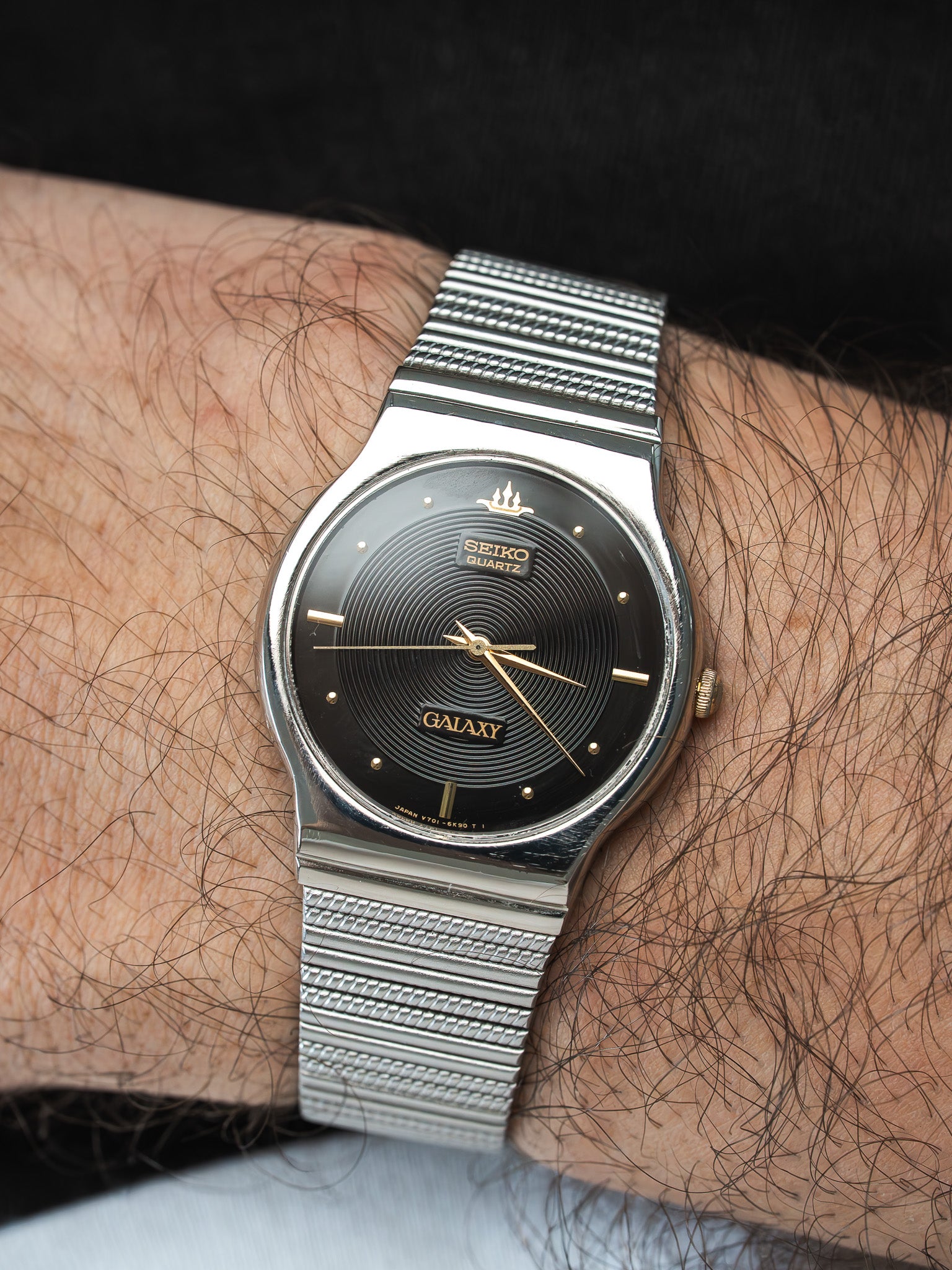 ساعة Seiko Galaxy فينتاج V701-6K90 — قرص غيوشيه أسود (1990) 