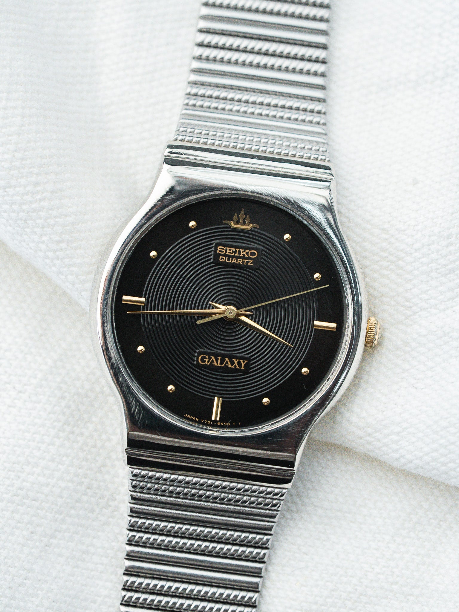 ساعة Seiko Galaxy فينتاج V701-6K90 — قرص غيوشيه أسود (1990) 
