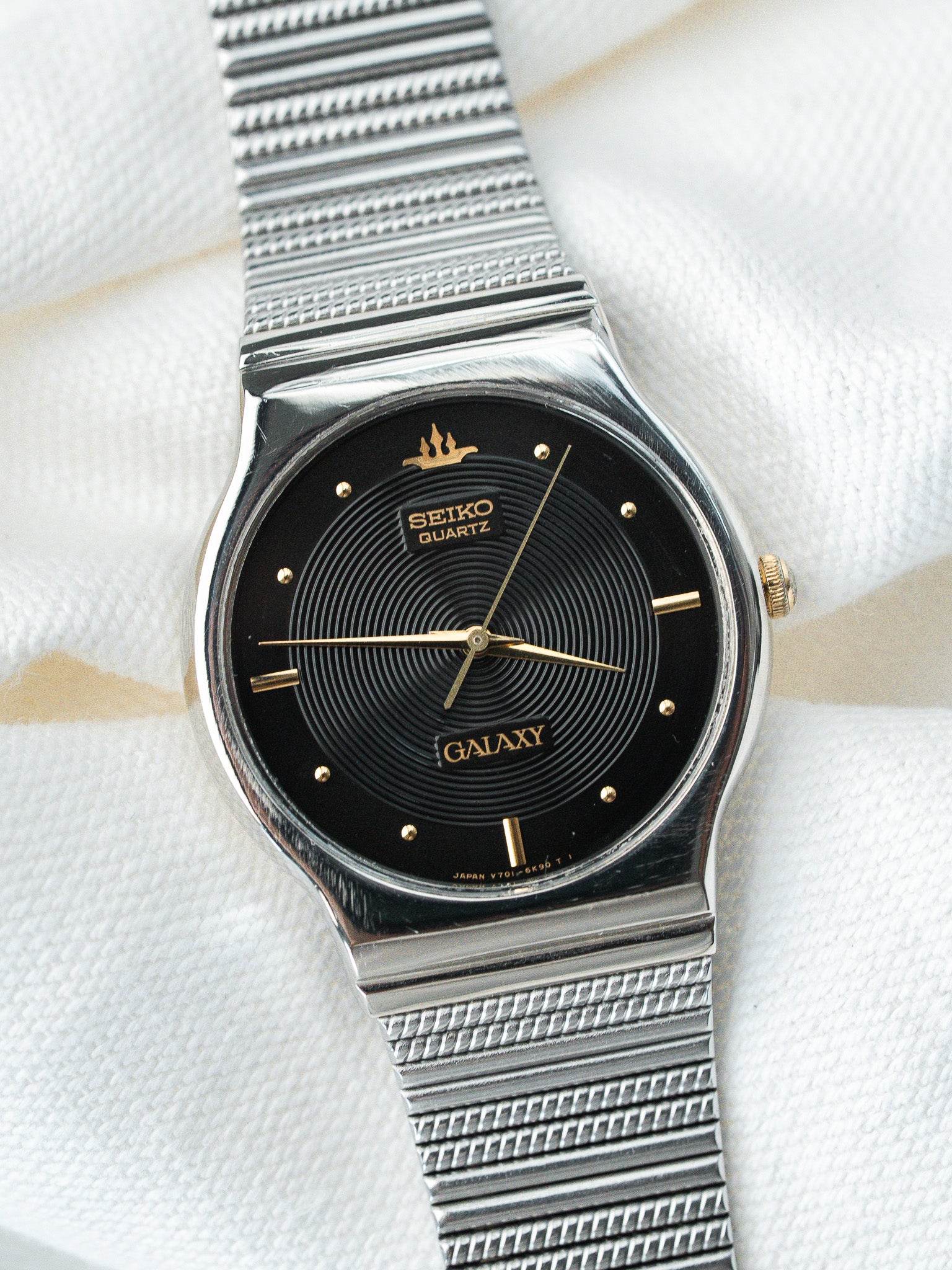 ساعة Seiko Galaxy فينتاج V701-6K90 — قرص غيوشيه أسود (1990) 