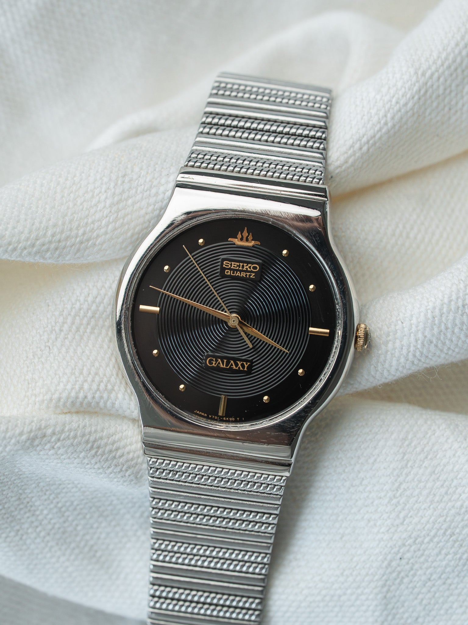 ساعة Seiko Galaxy فينتاج V701-6K90 — قرص غيوشيه أسود (1990) 