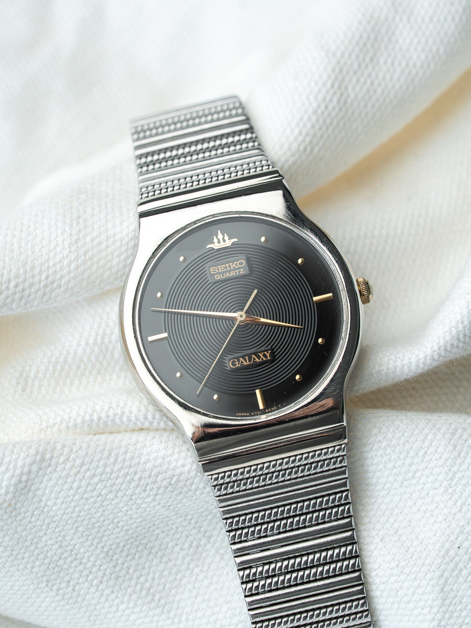 ساعة Seiko Galaxy فينتاج V701-6K90 — قرص غيوشيه أسود (1990) 