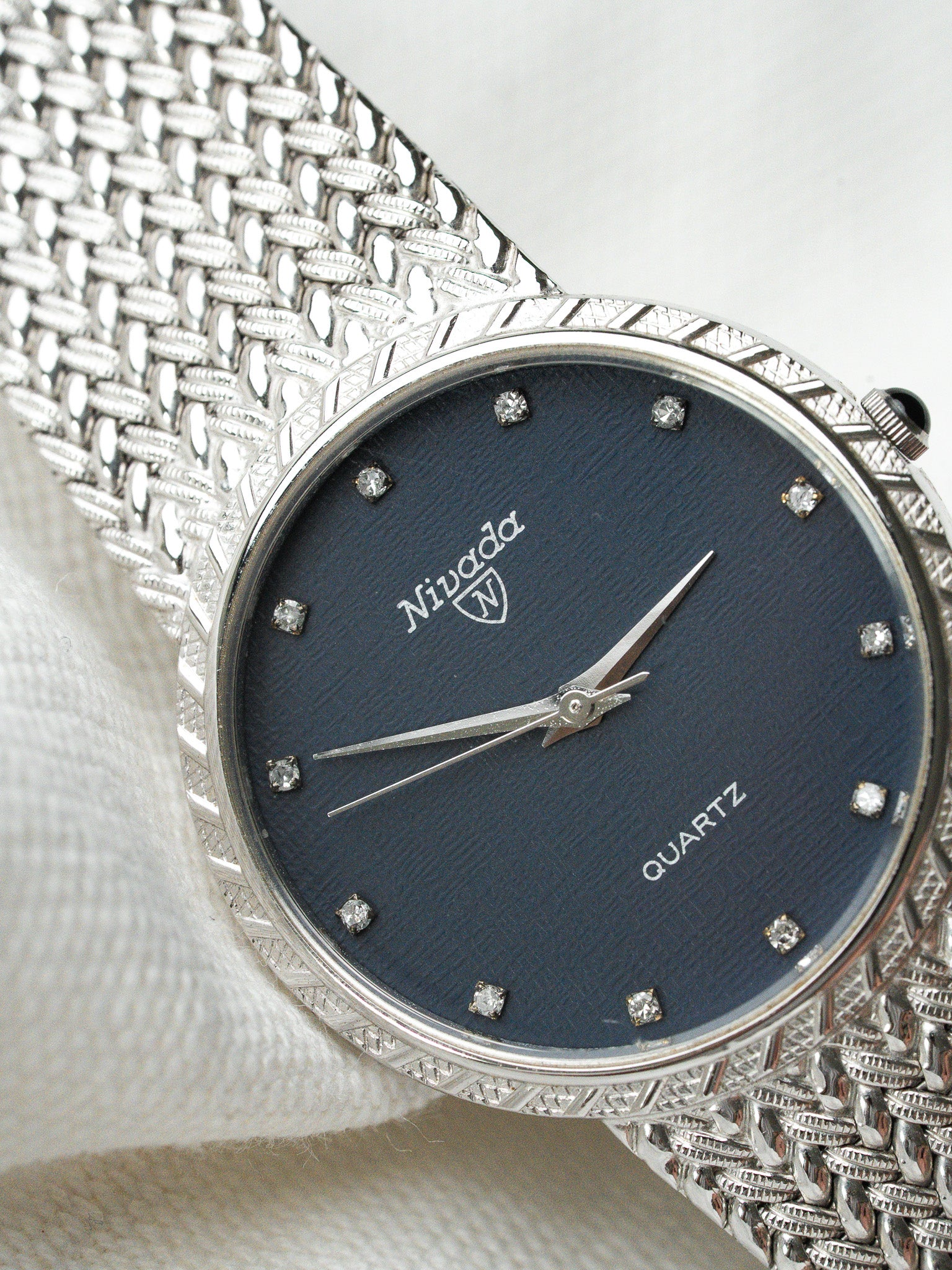 Montre Nivada Vintage Quartz — Cadran Bleu Lin et Maille Tressée (1990s)