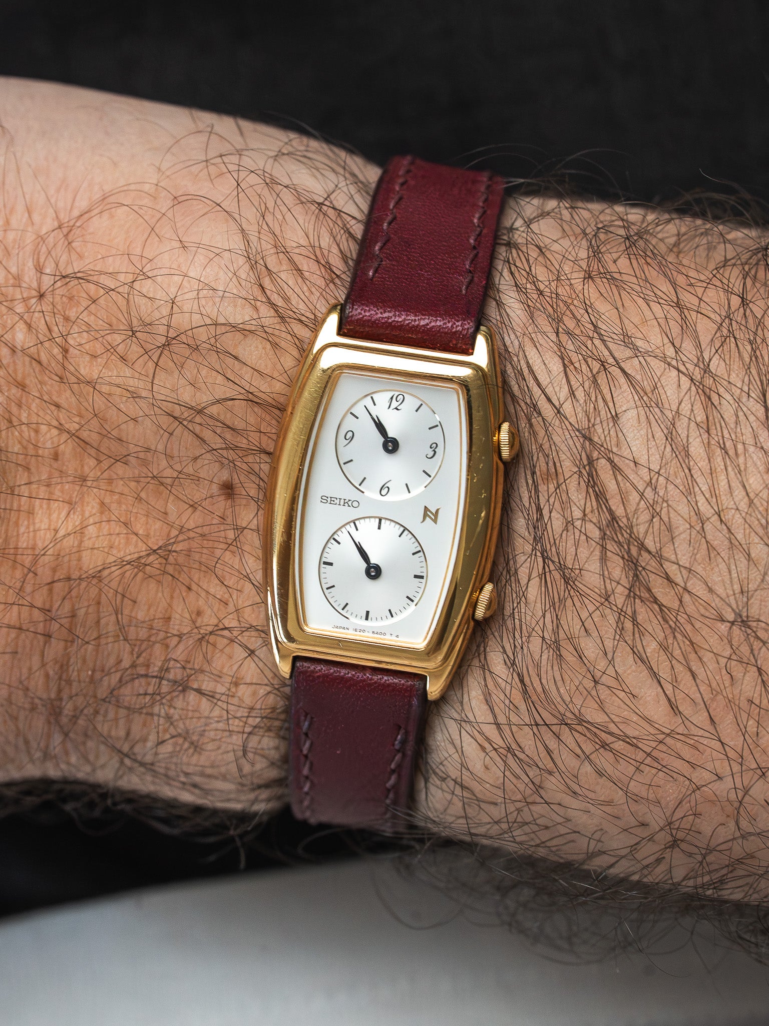 Orologio Seiko Dual Time Vintage placcato oro — Due fusi Tonneau rosso (2005) 