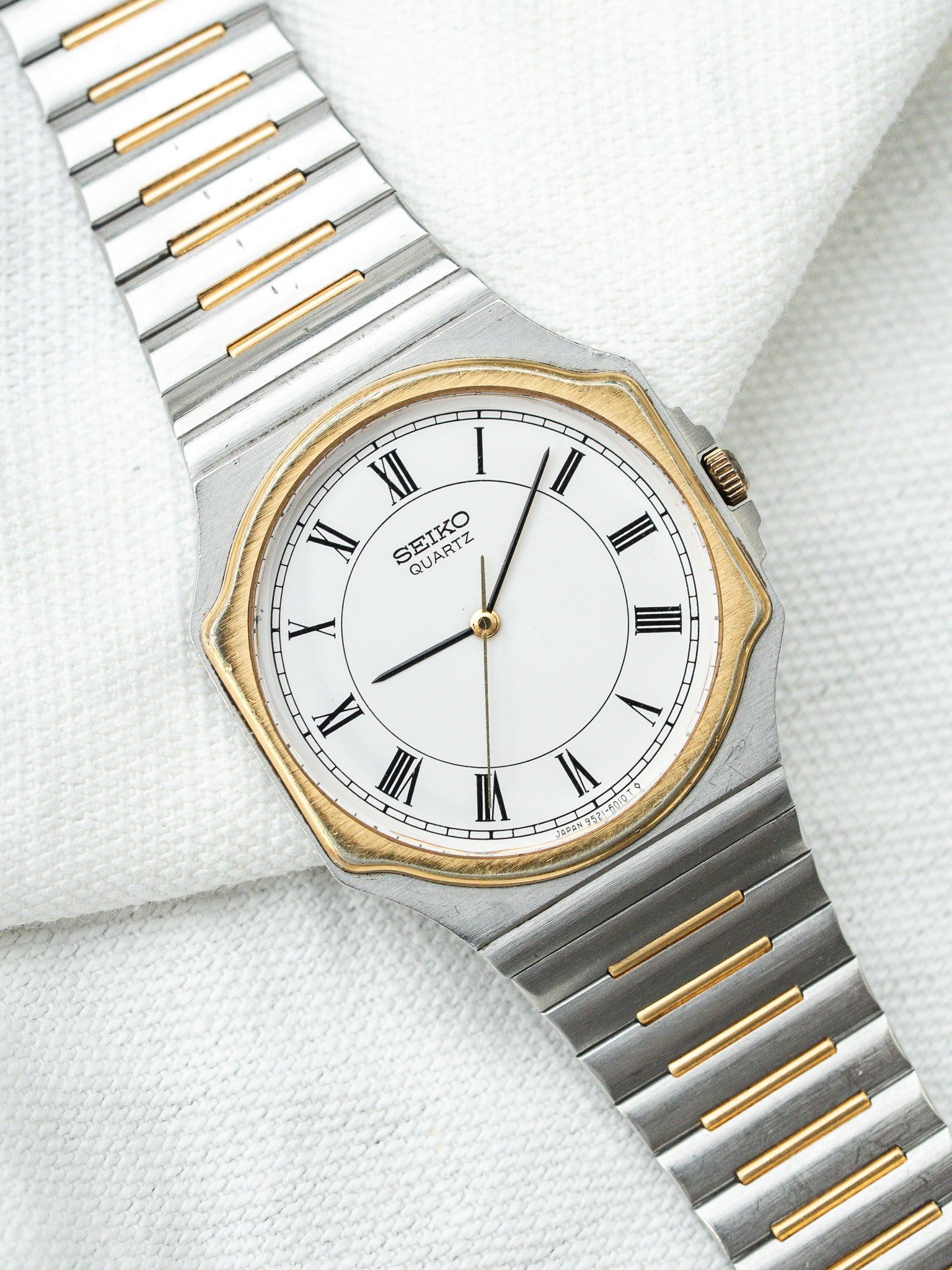 复古 Seiko 双色八角形腕表 — 白色表盘，罗马数字 (1983) 