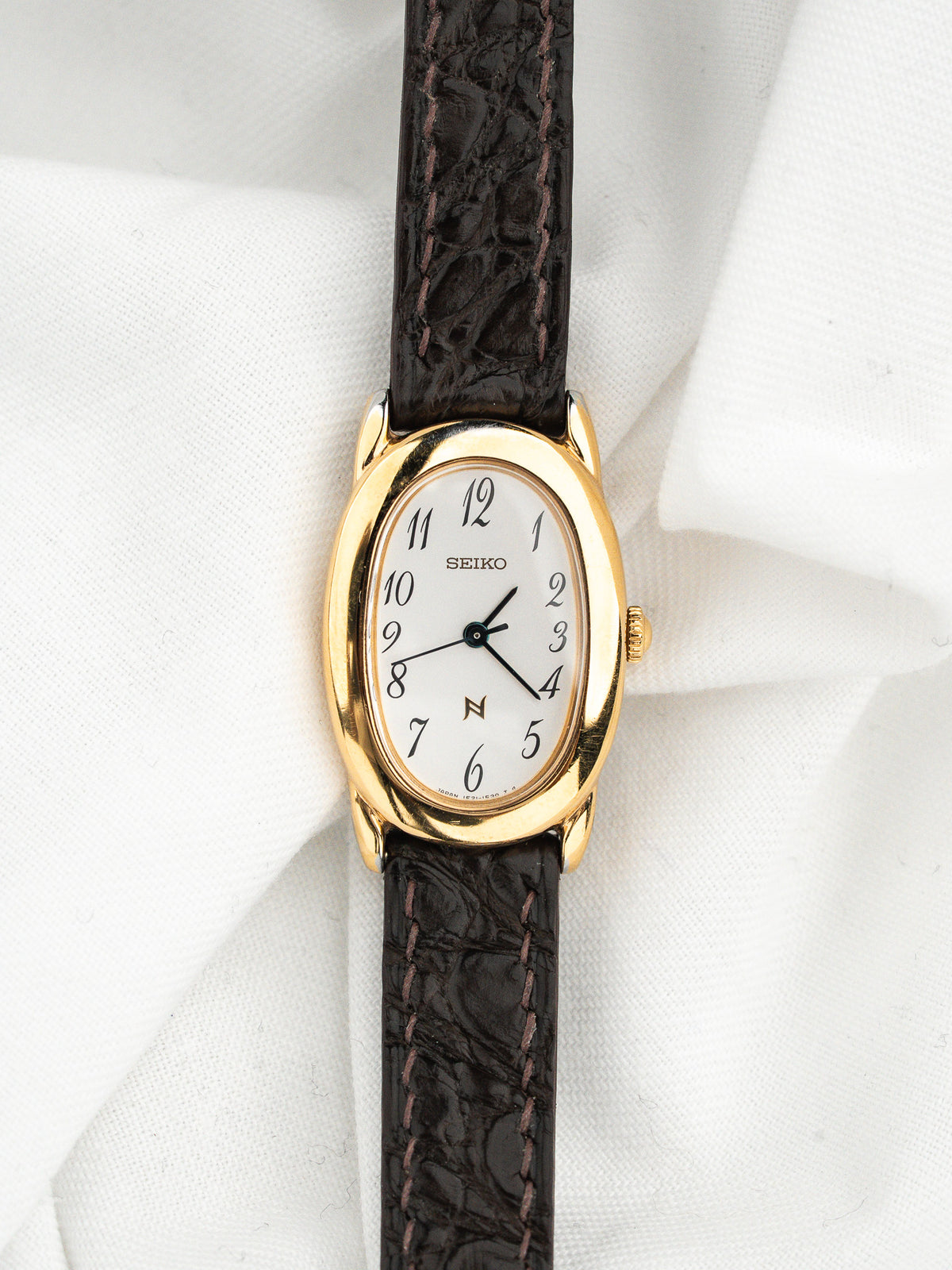 Vue complète sur tissu blanc - Montre Seiko Noie 1F21-5B70 - Atelier Victor