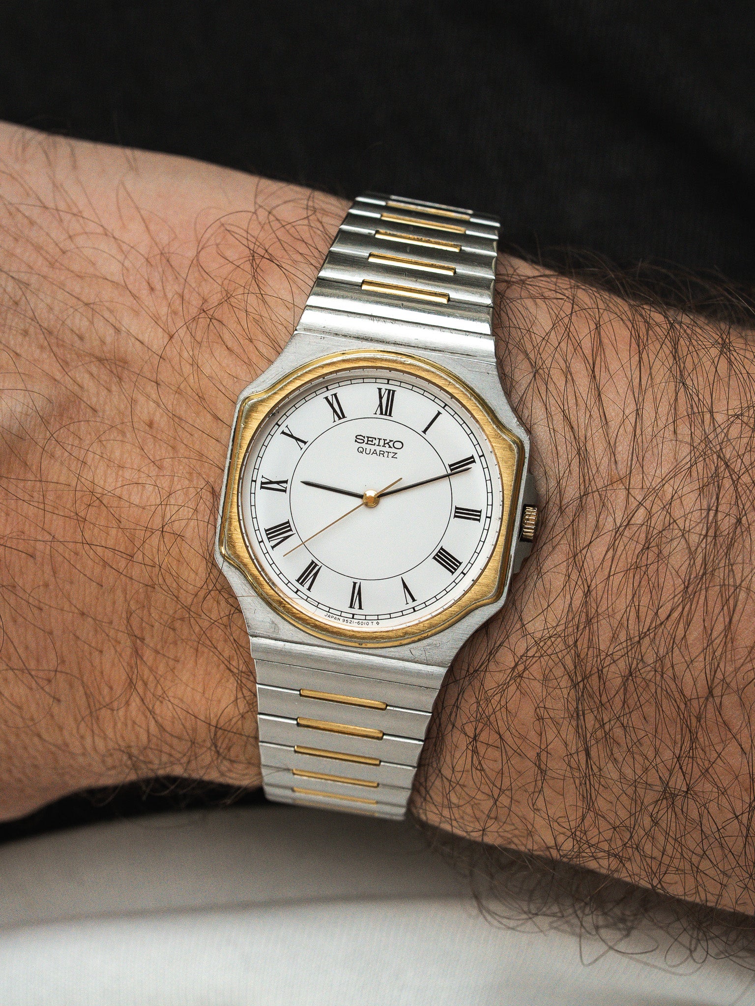 Orologio Seiko Vintage Bicolore Ottagonale — Quadrante Bianco con Numeri رومani (1983) 