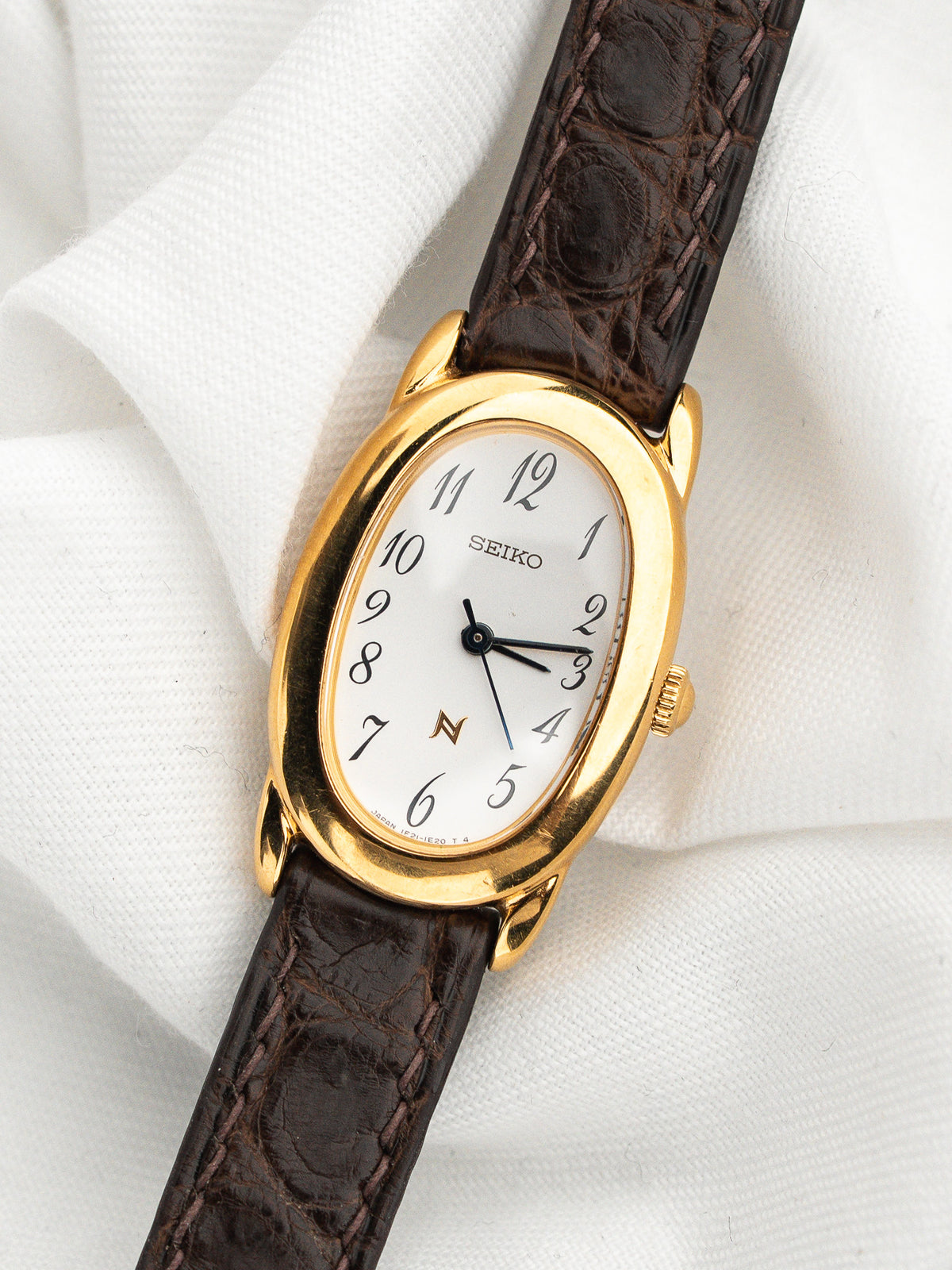 Fond de boîte acier avec référence - Montre Seiko Noie 1F21-5B70 - Atelier Victor