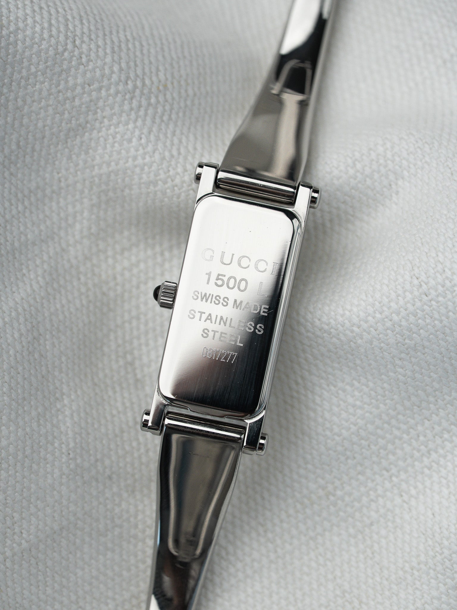 Orologio Gucci 1500 in acciaio con bracciale rigido — quadrante nero (anni 1990) 