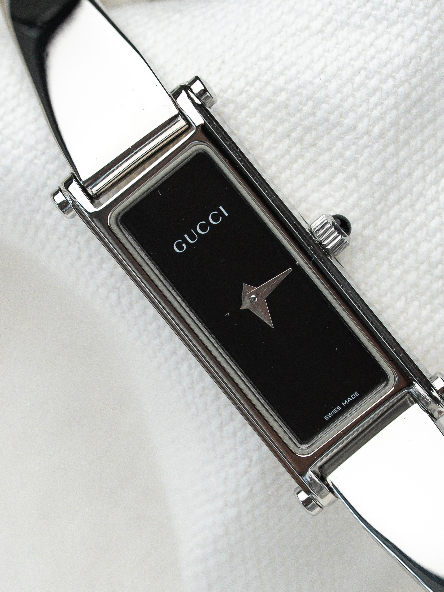 Orologio Gucci 1500 in acciaio con bracciale rigido — quadrante nero (anni 1990) 