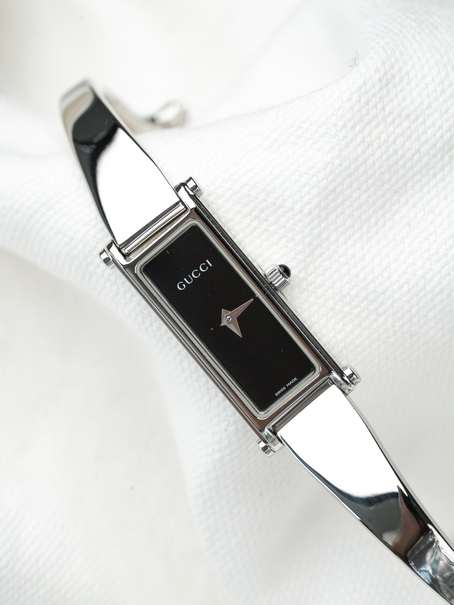 Orologio Gucci 1500 in acciaio con bracciale rigido — quadrante nero (anni 1990) 