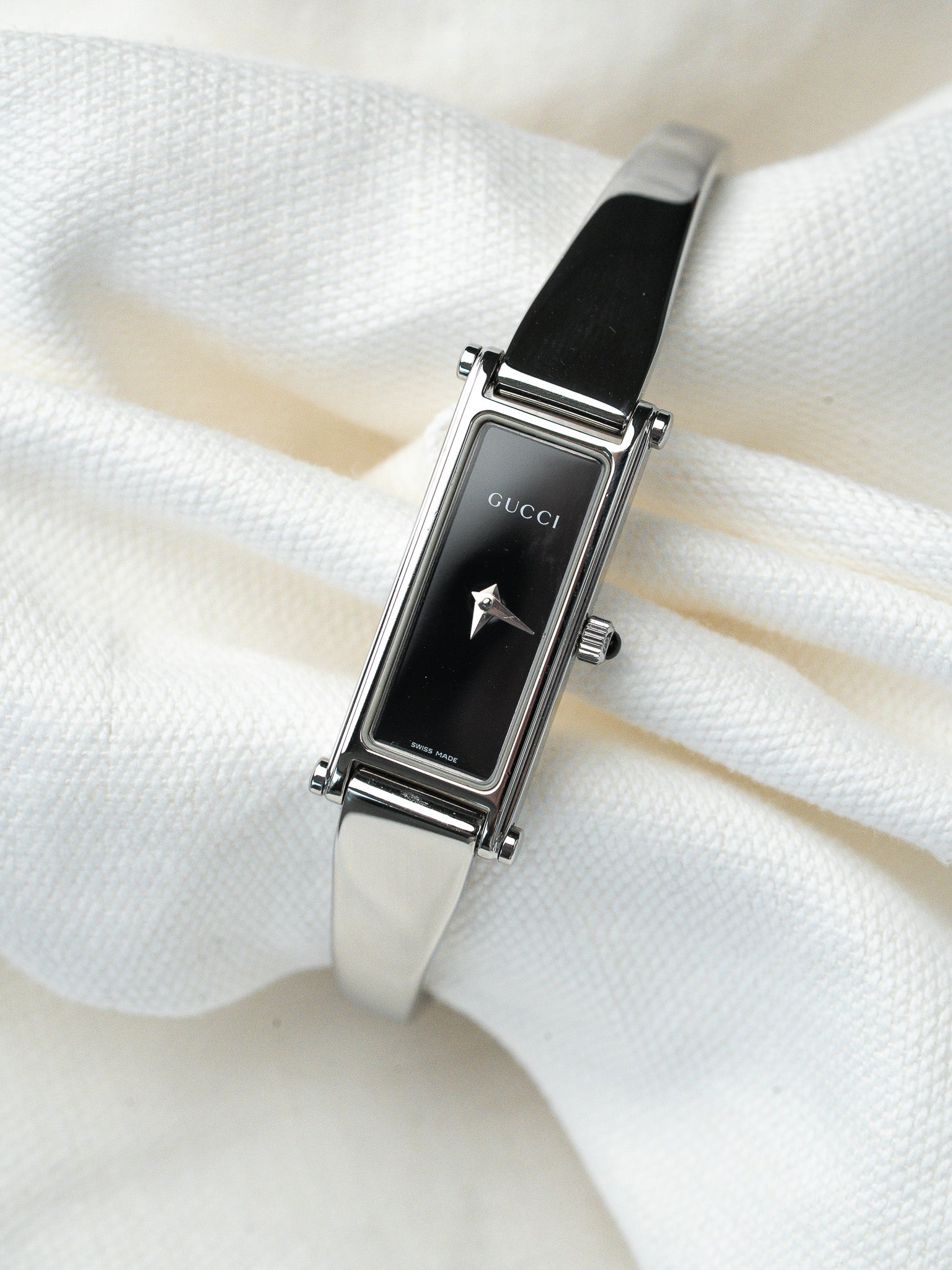 Orologio Gucci 1500 in acciaio con bracciale rigido — quadrante nero (anni 1990) 