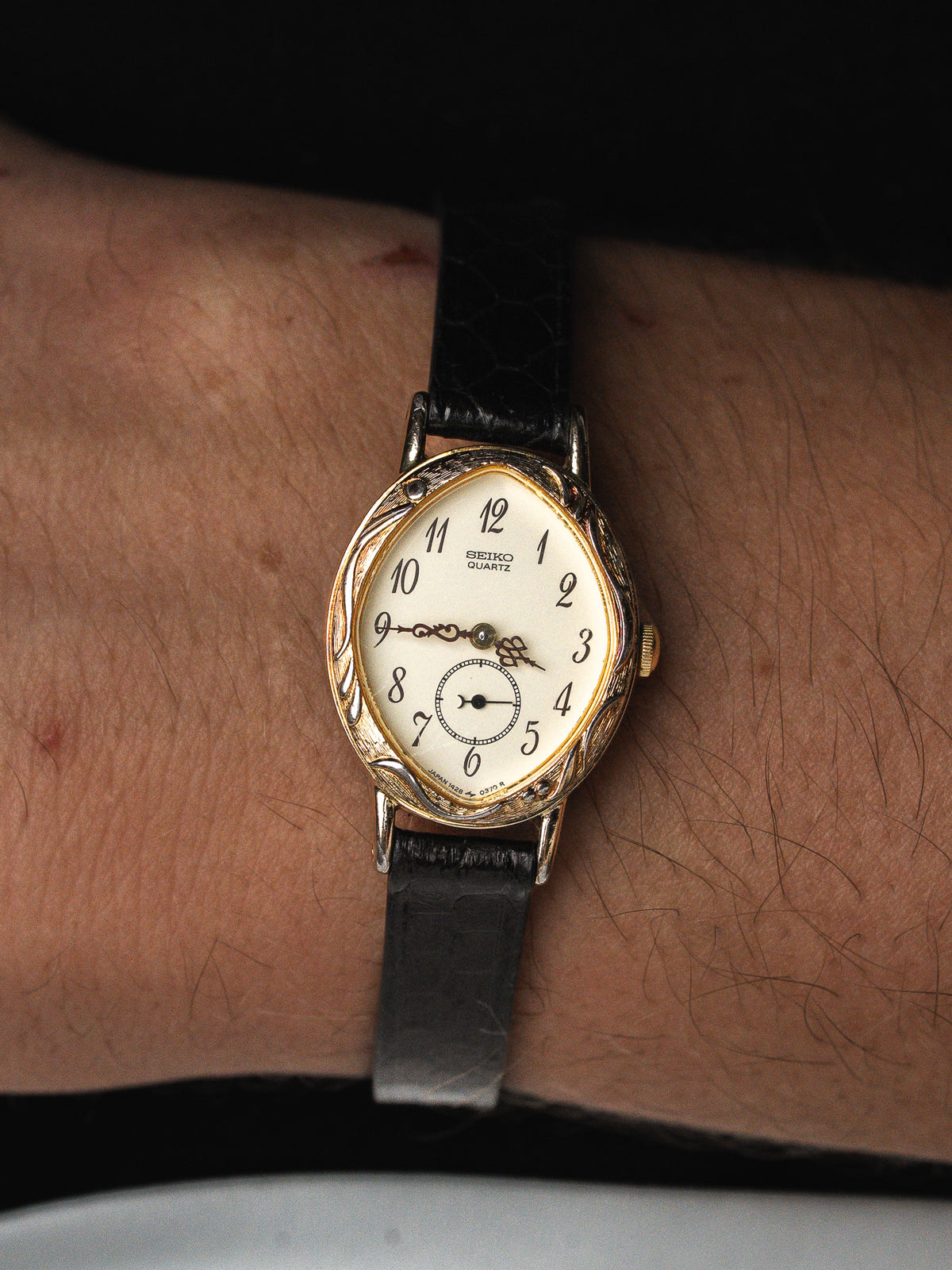 Montre Seiko Vintage 1428-5110 — Ovale, Lunette Feuillages (1983)
