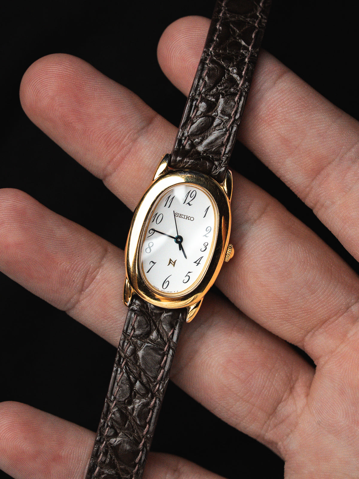 Vue de trois quarts - Montre Seiko Noie 1F21-5B70 - Atelier Victor