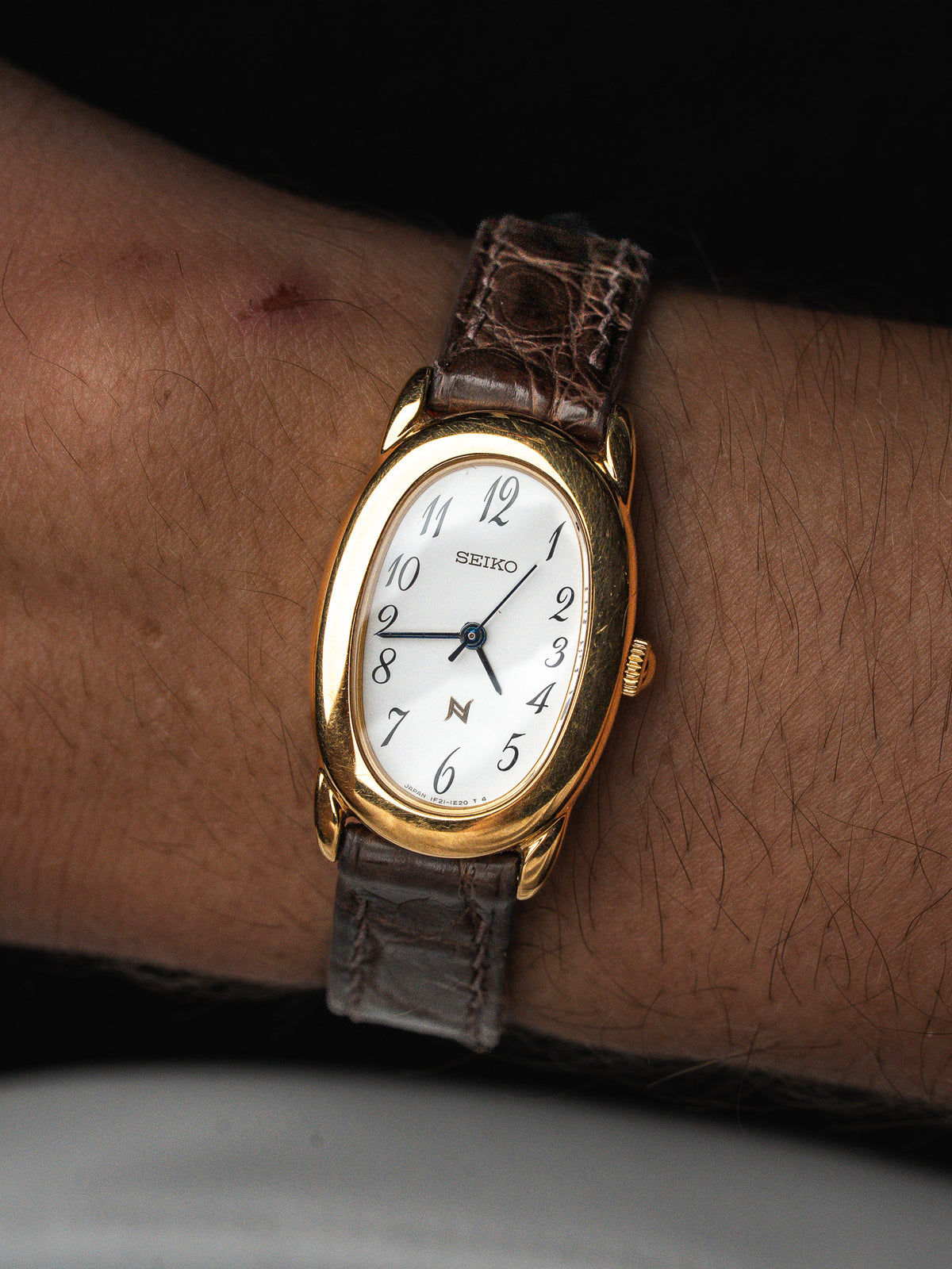 Vue en main sur fond noir - Montre Seiko Noie 1F21-5B70 - Atelier Victor