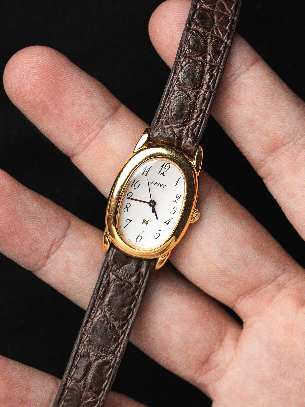 Vue complète avec bracelet - Montre Seiko Noie 1F21-5B70 - Atelier Victor