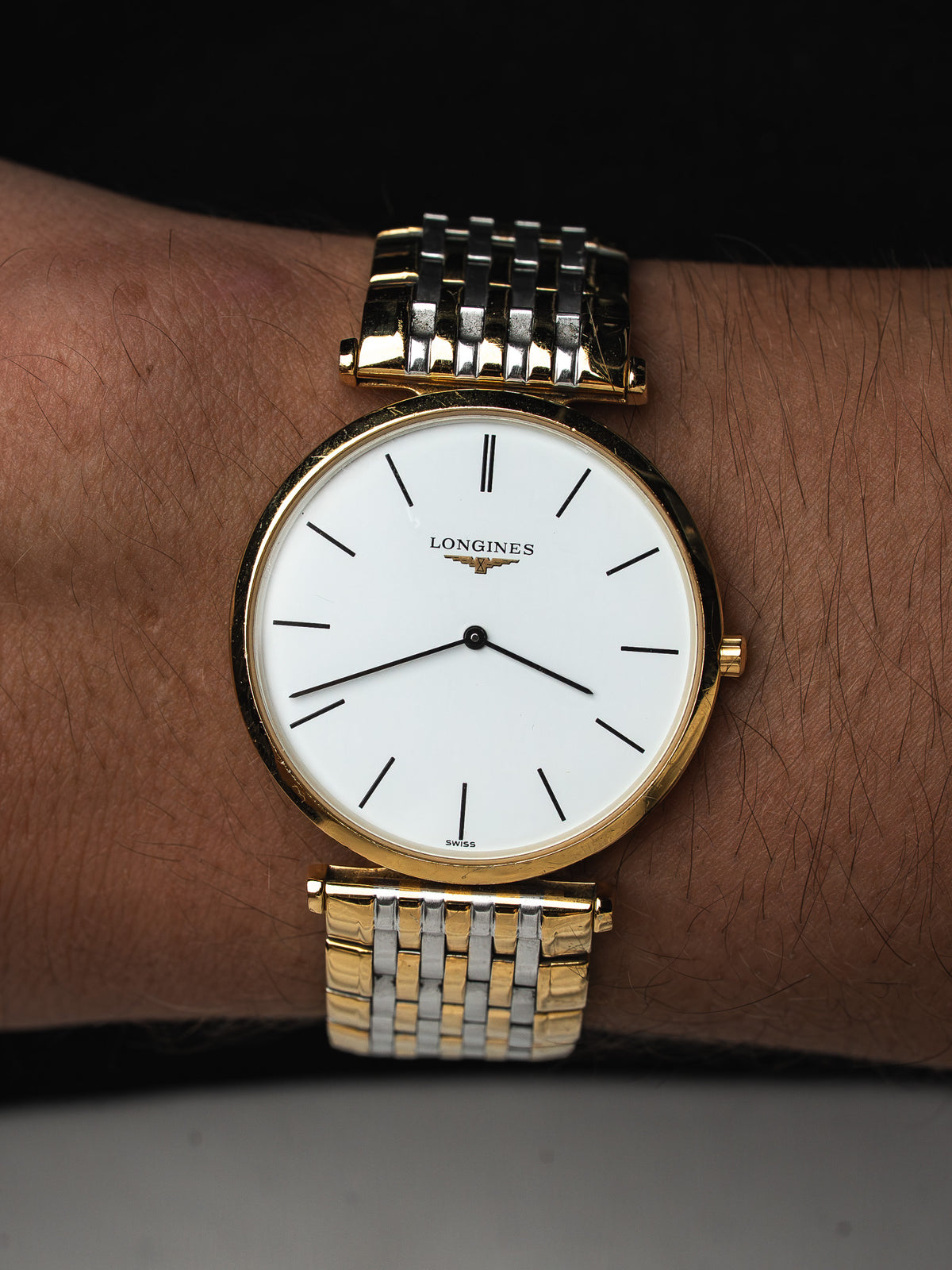 黑色背景下的手持视图 - Longines La Grande Classique L4.709.2 Watch - Atelier Victor