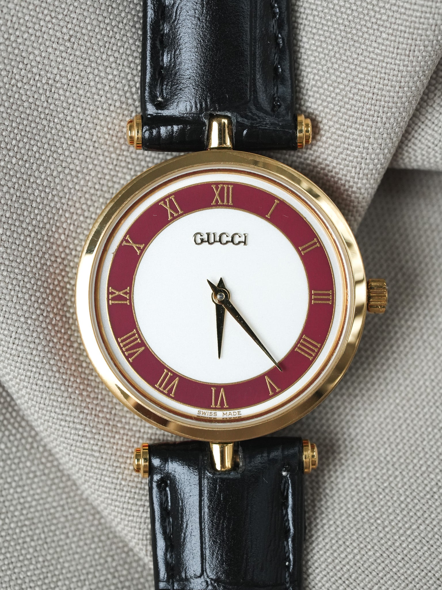Gucci - Round Gold and red case with red lacquer Gucci - 1990s 