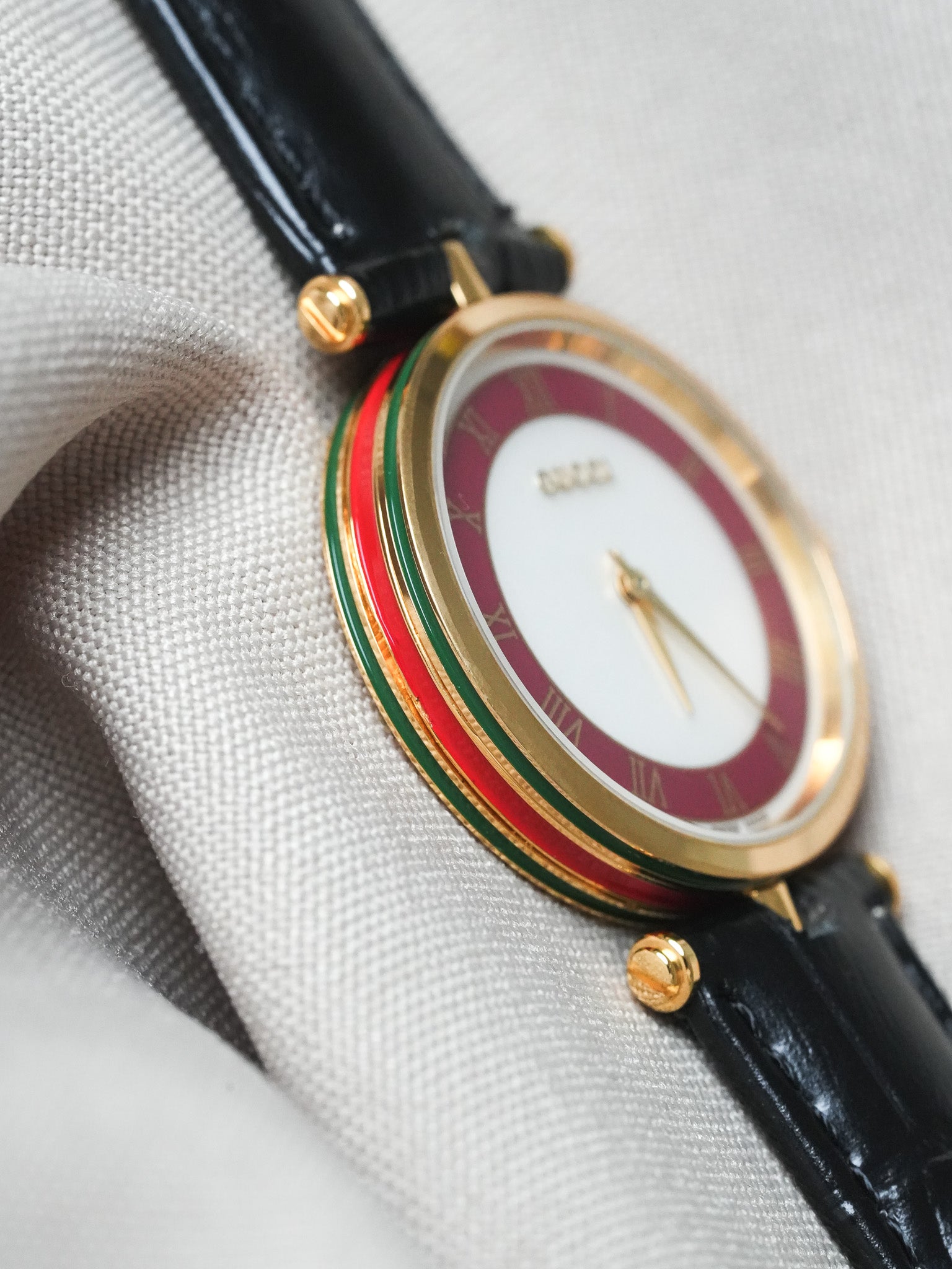 Gucci - Ronde Or et rouge boitier laque rouge Gucci - 1990s