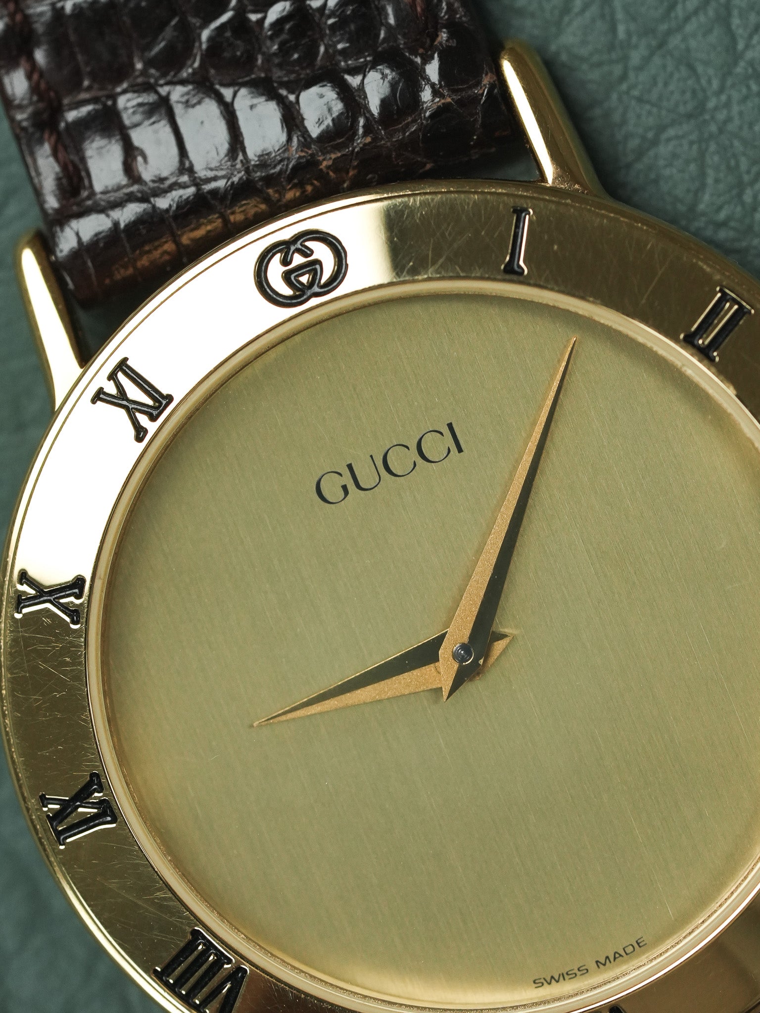 Gucci - Round Gold Dial Gold - 1990s 
