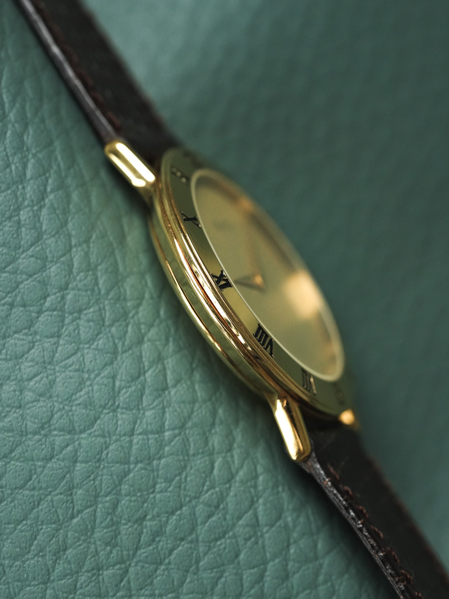Gucci - Round Gold Dial Gold - 1990s 