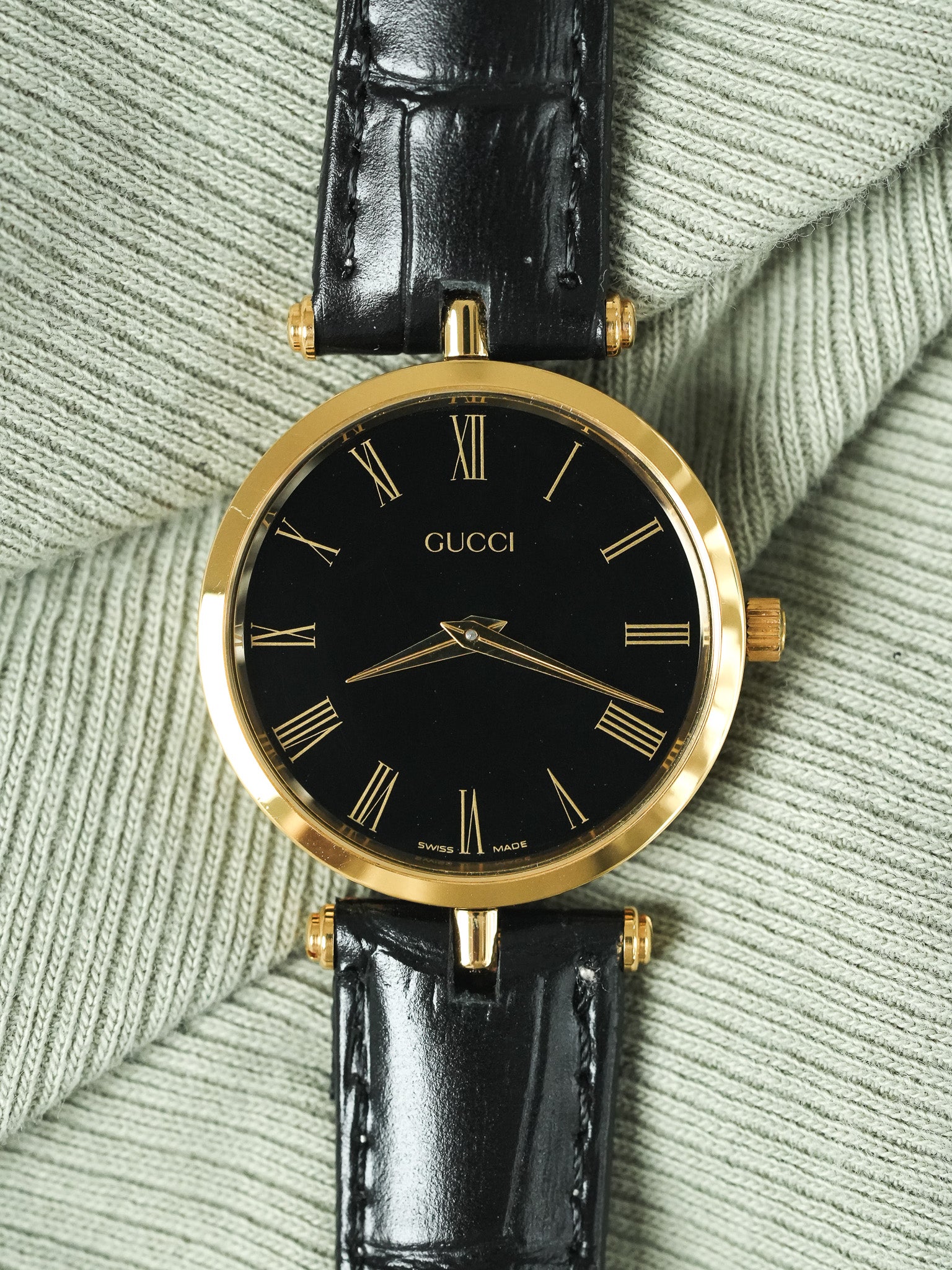 Gucci - Round Gold and Black case black lacquer Gucci - 1990s 