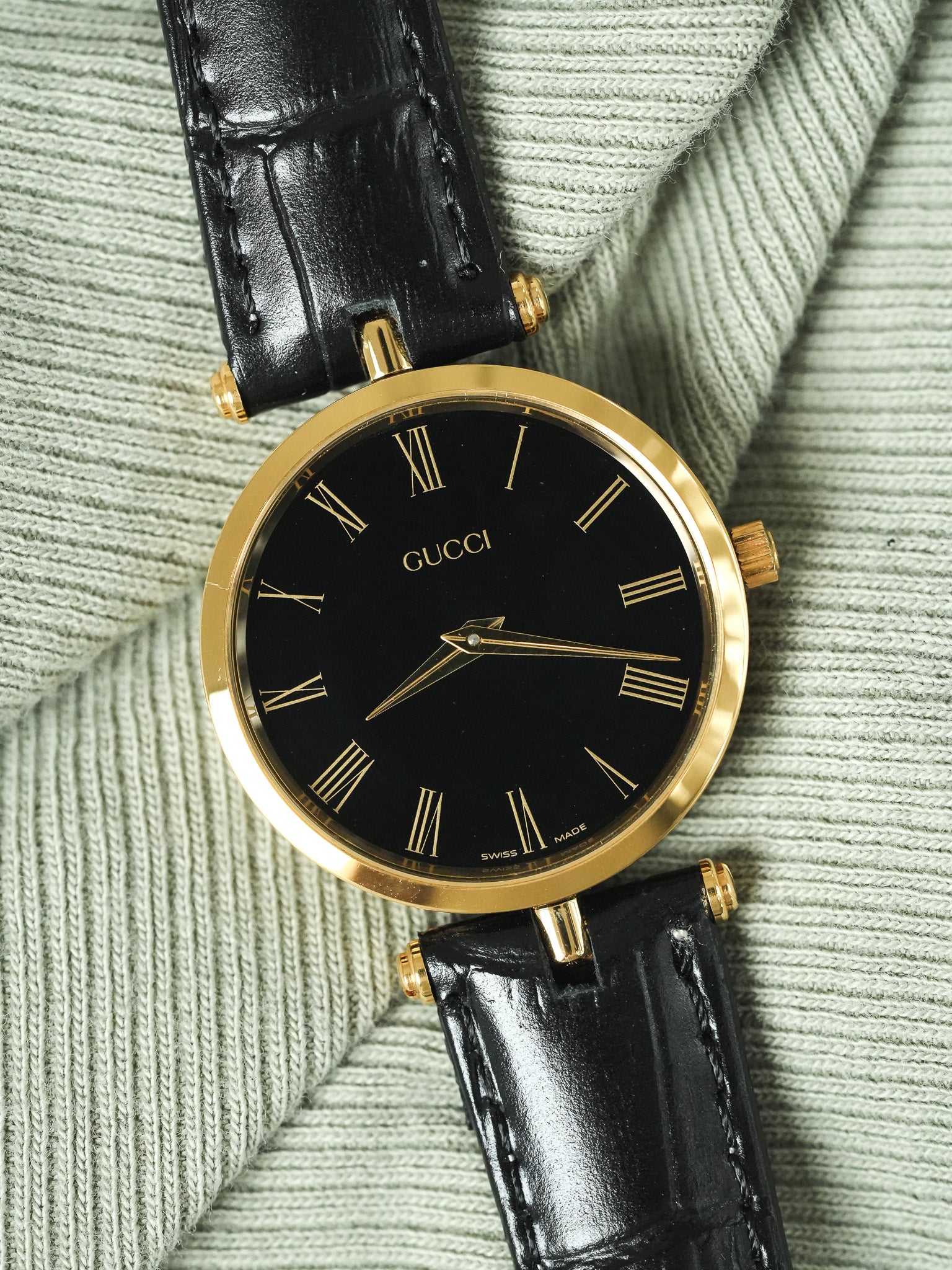 Gucci - Round Gold and Black case black lacquer Gucci - 1990s 