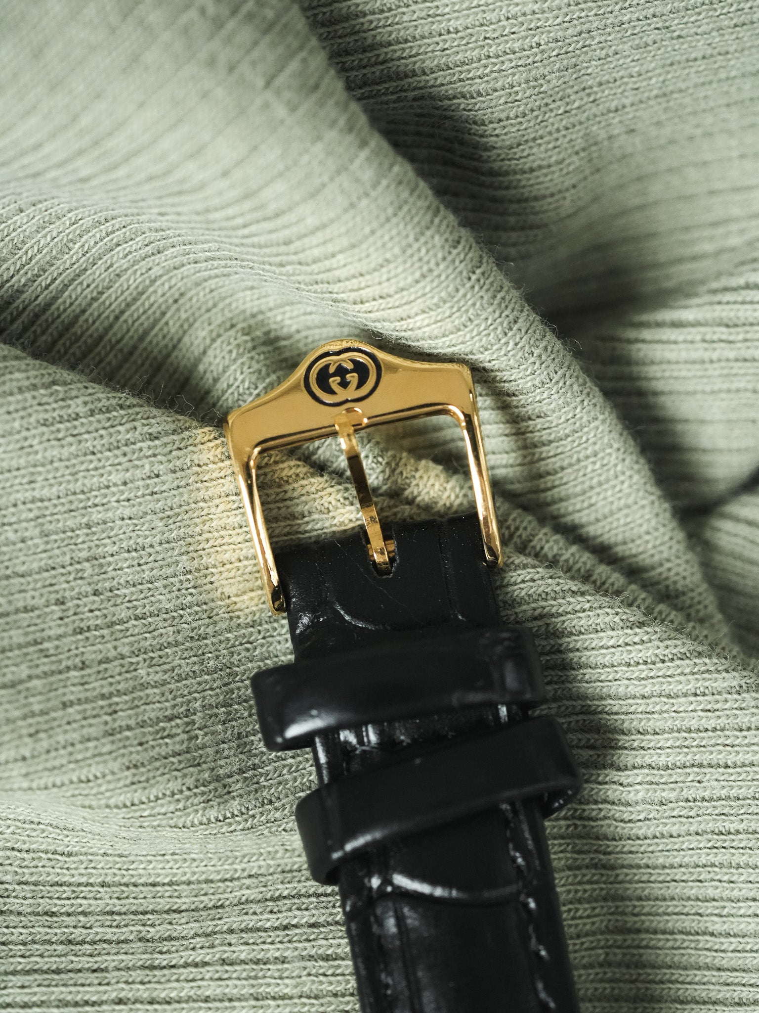Gucci - Round Gold and Black case black lacquer Gucci - 1990s 