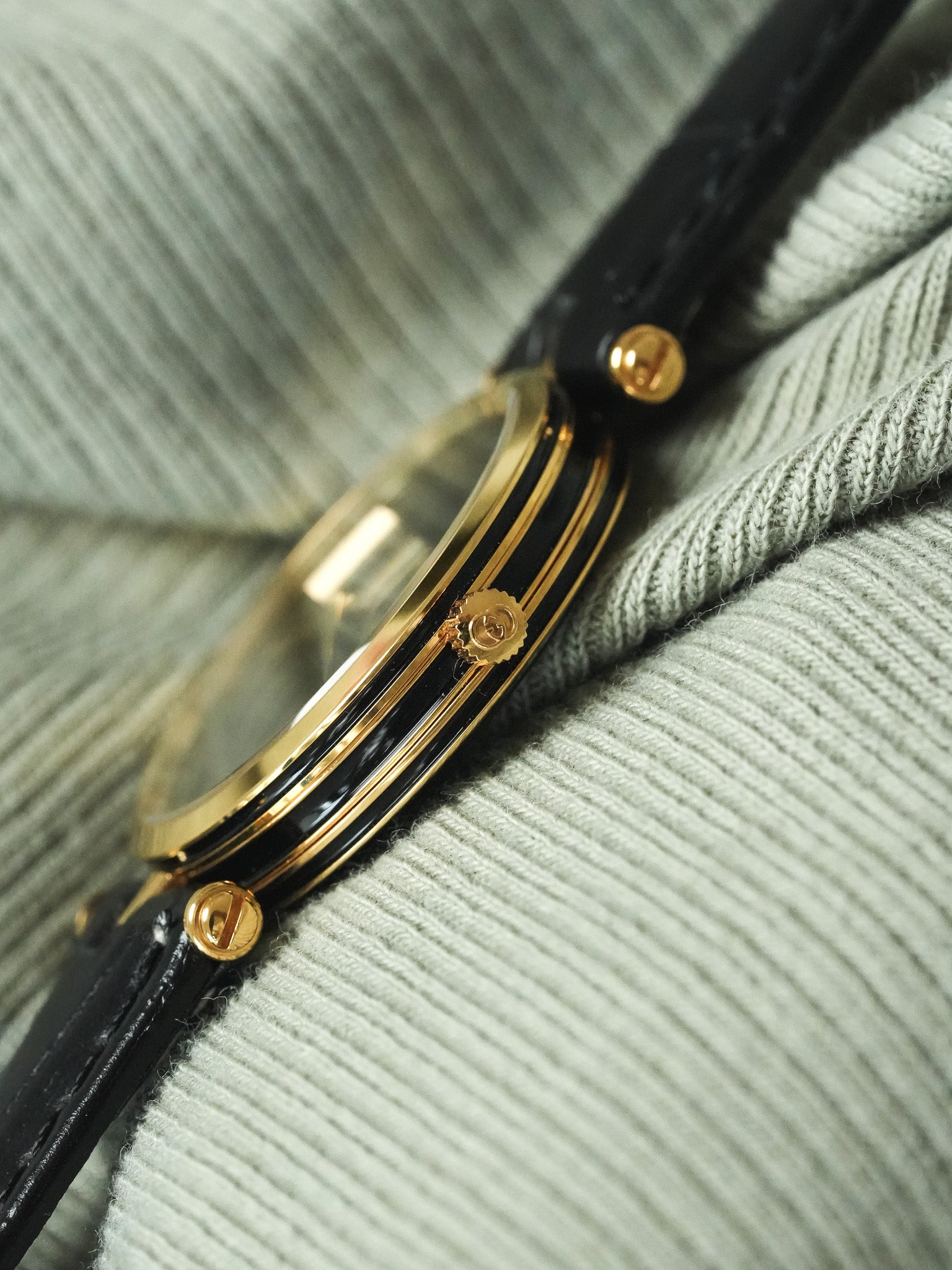 Gucci - Round Gold and Black case black lacquer Gucci - 1990s 