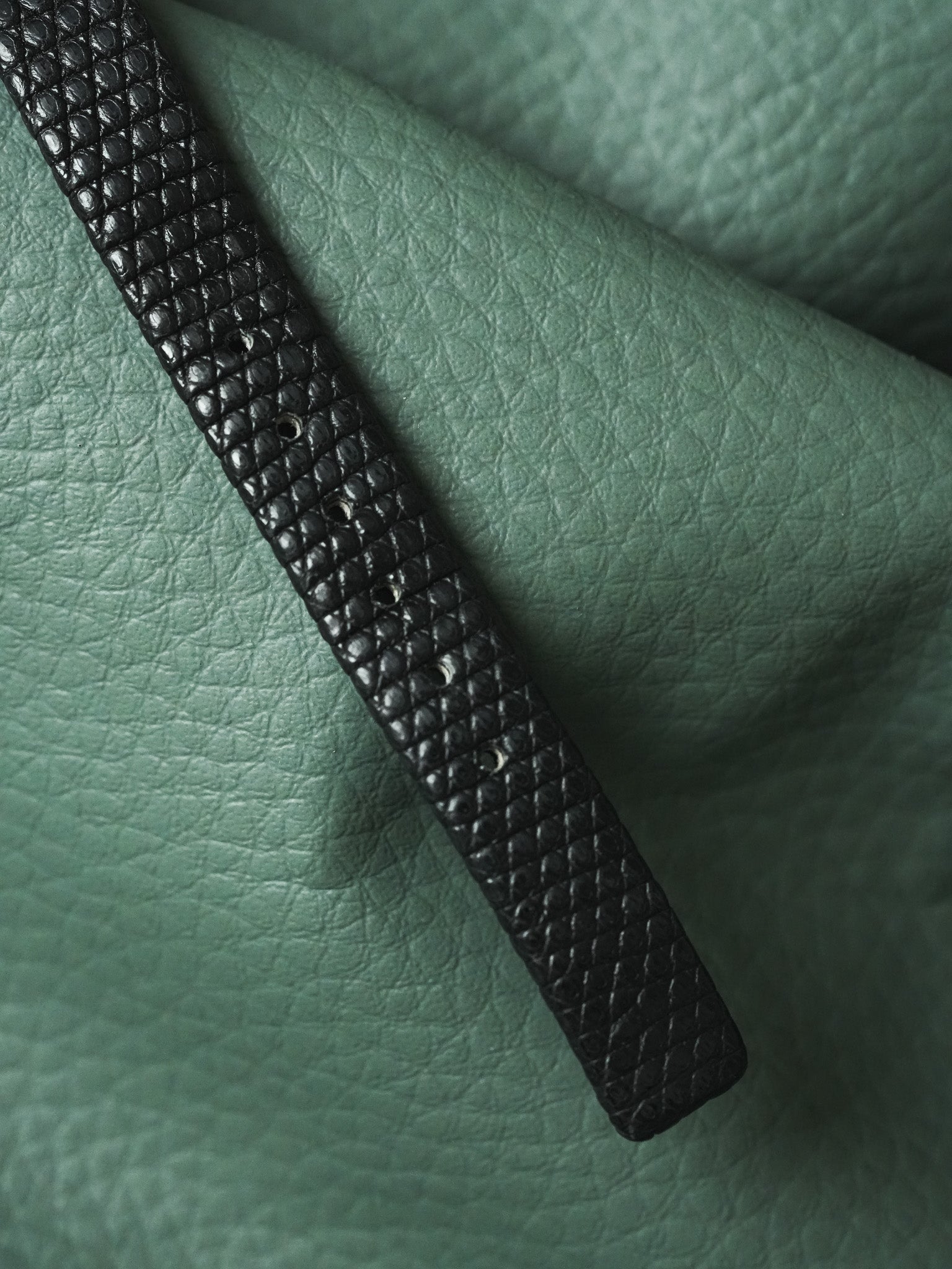 Gucci - Tank Facette Plaqué or cadran chevron acier - papier - 2017
