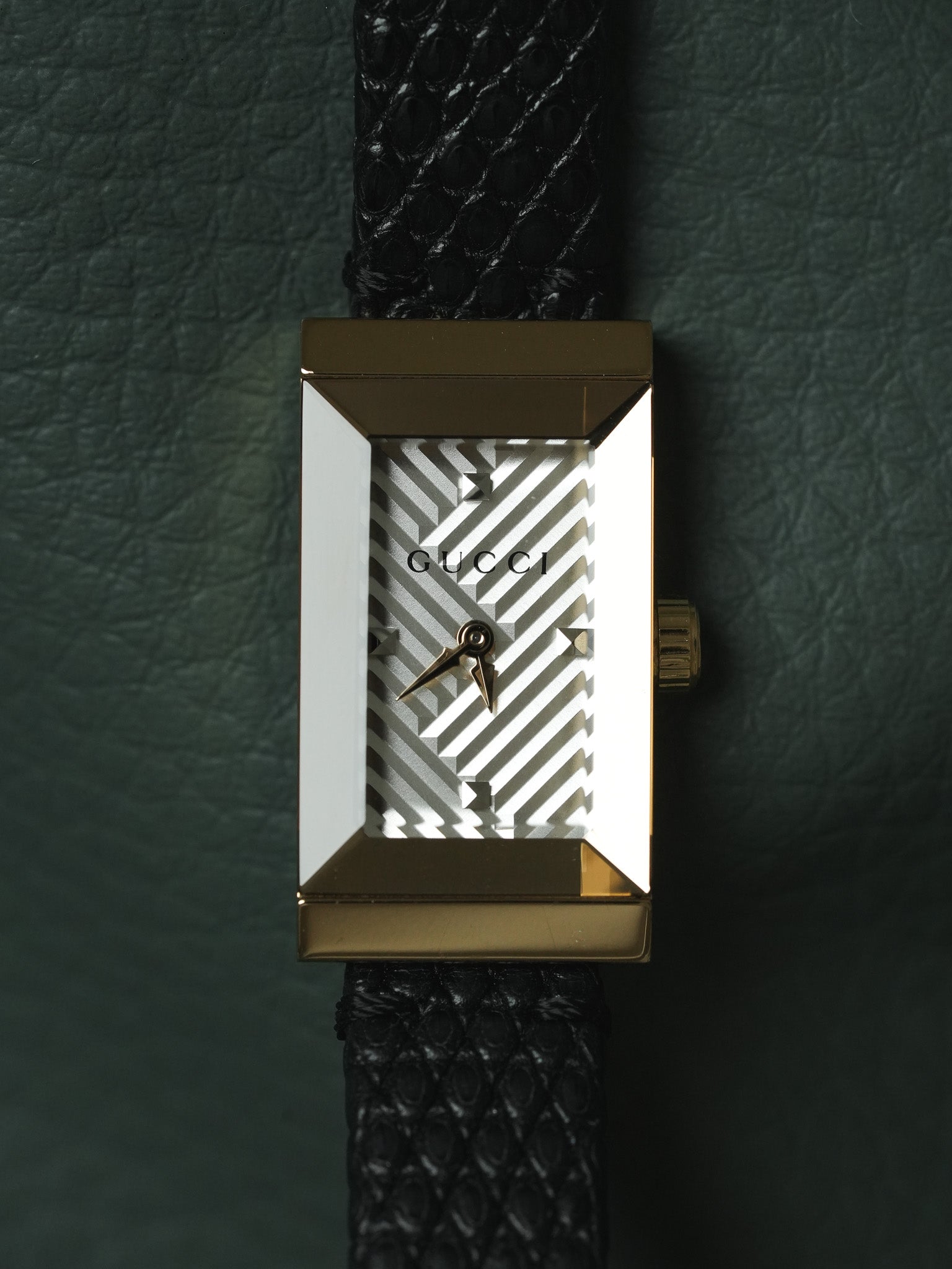 Gucci - Tank Facette Plaqué or cadran chevron acier - papier - 2017