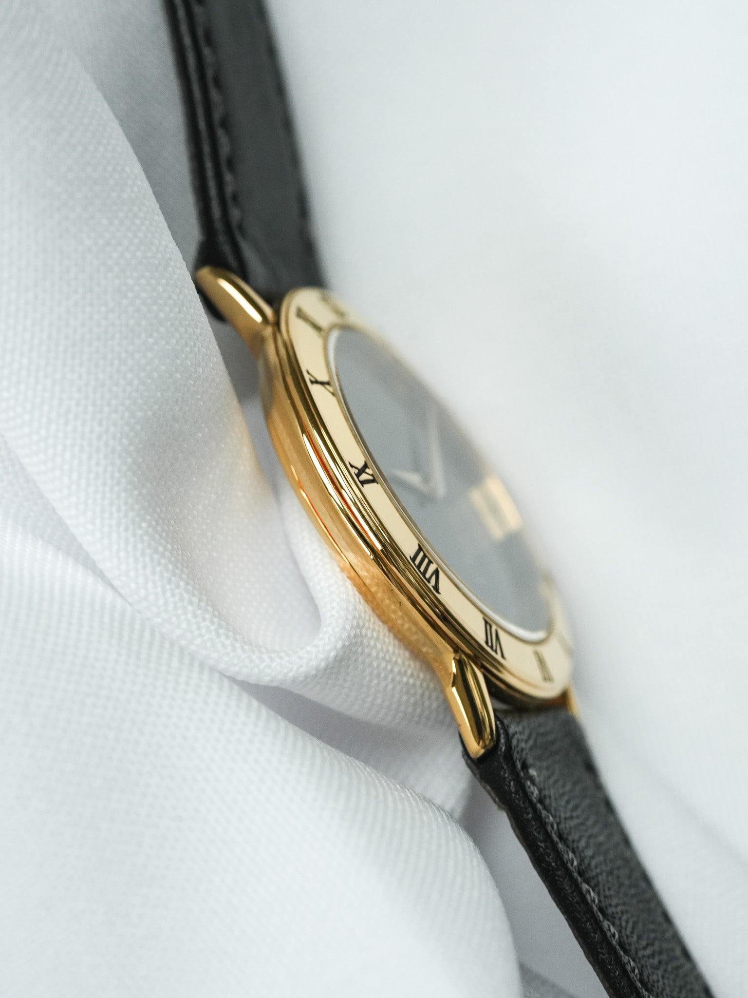 Gucci - Round or Roman Index Black Dial (0005145) - 1990s 