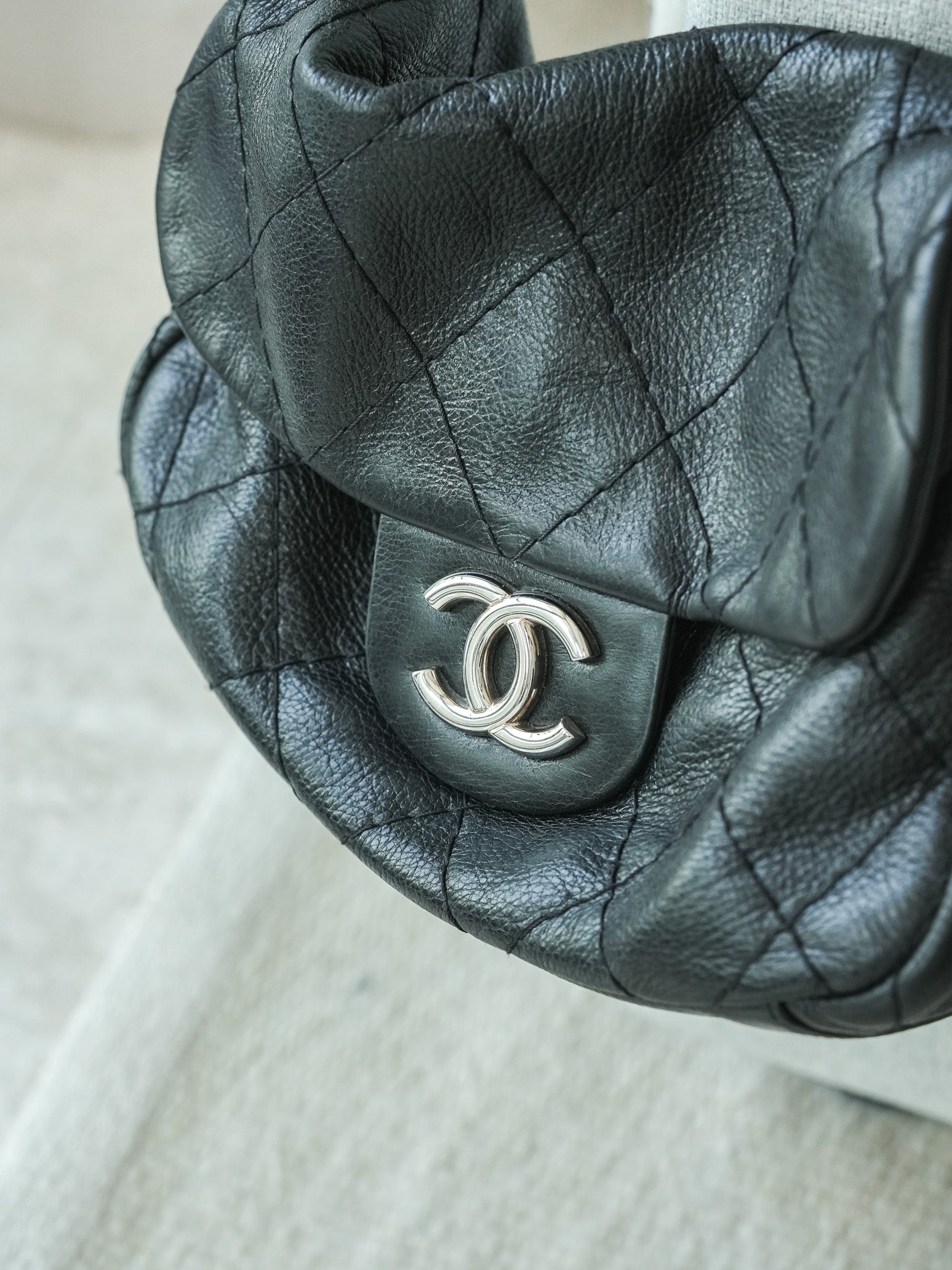 Borsa a Mano Chanel Trapuntata Vintage Pelle di Vitello Granulata Nera - Donna 