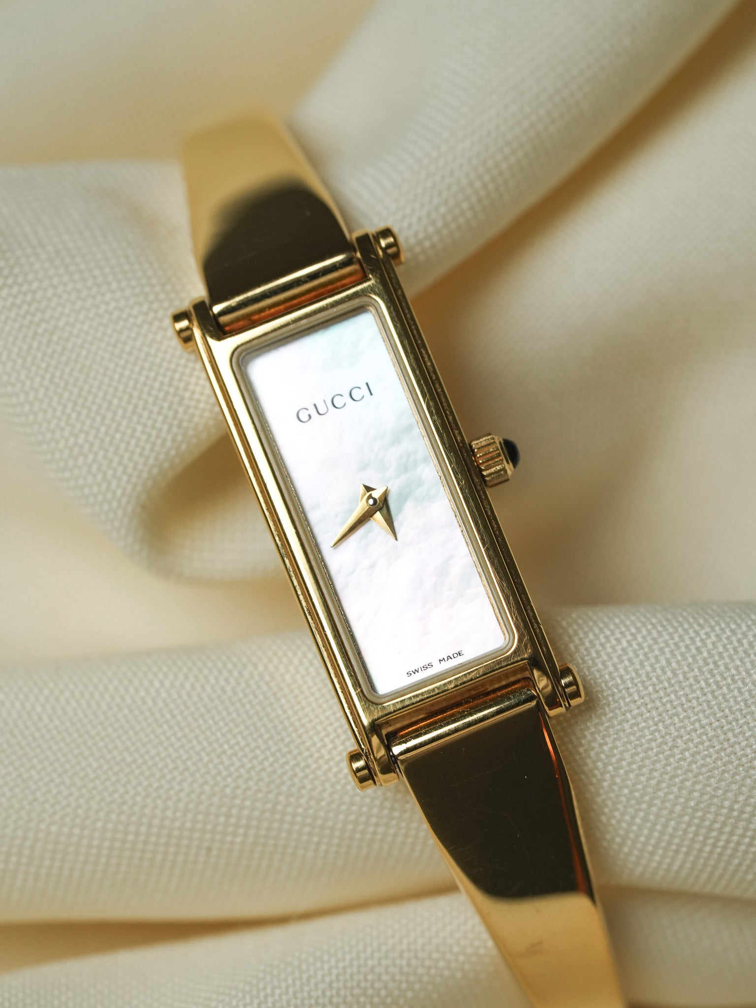 Gucci - Tank Gold Armreif Zifferblatt rosa Perlmutt - 1990s 