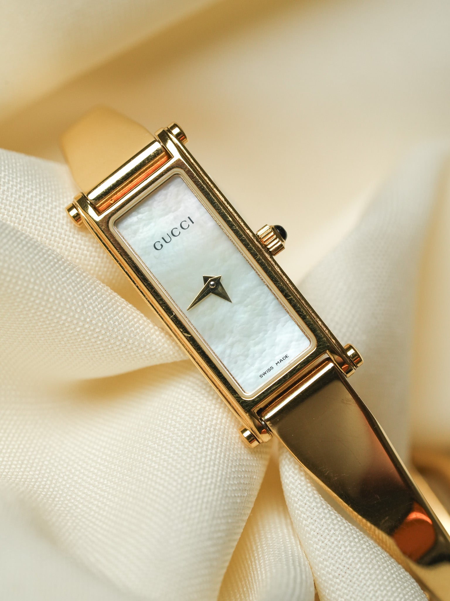 Gucci - Tank Gold Armreif Zifferblatt rosa Perlmutt - 1990s 