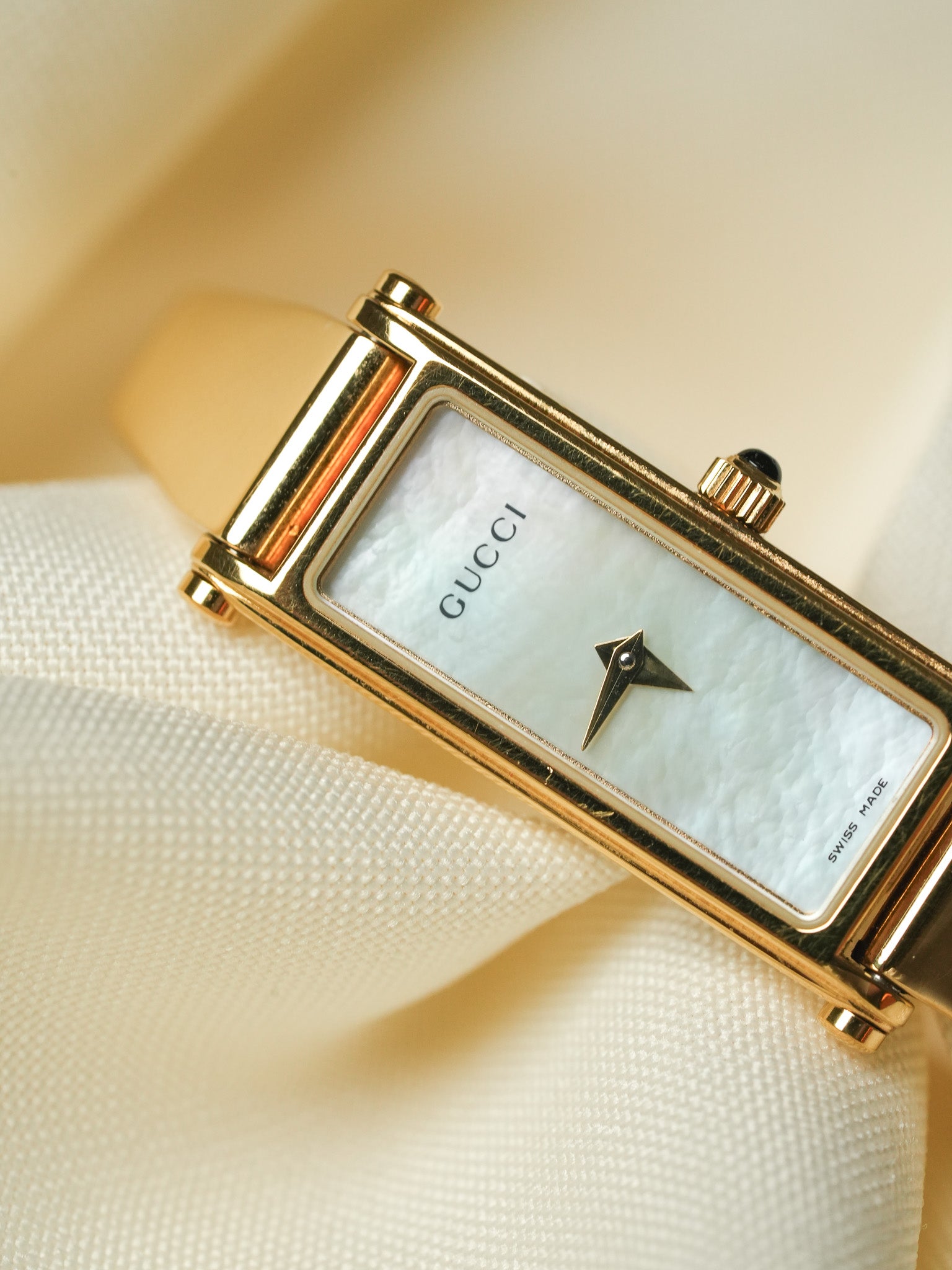 Gucci - Tank Gold Armreif Zifferblatt rosa Perlmutt - 1990s 