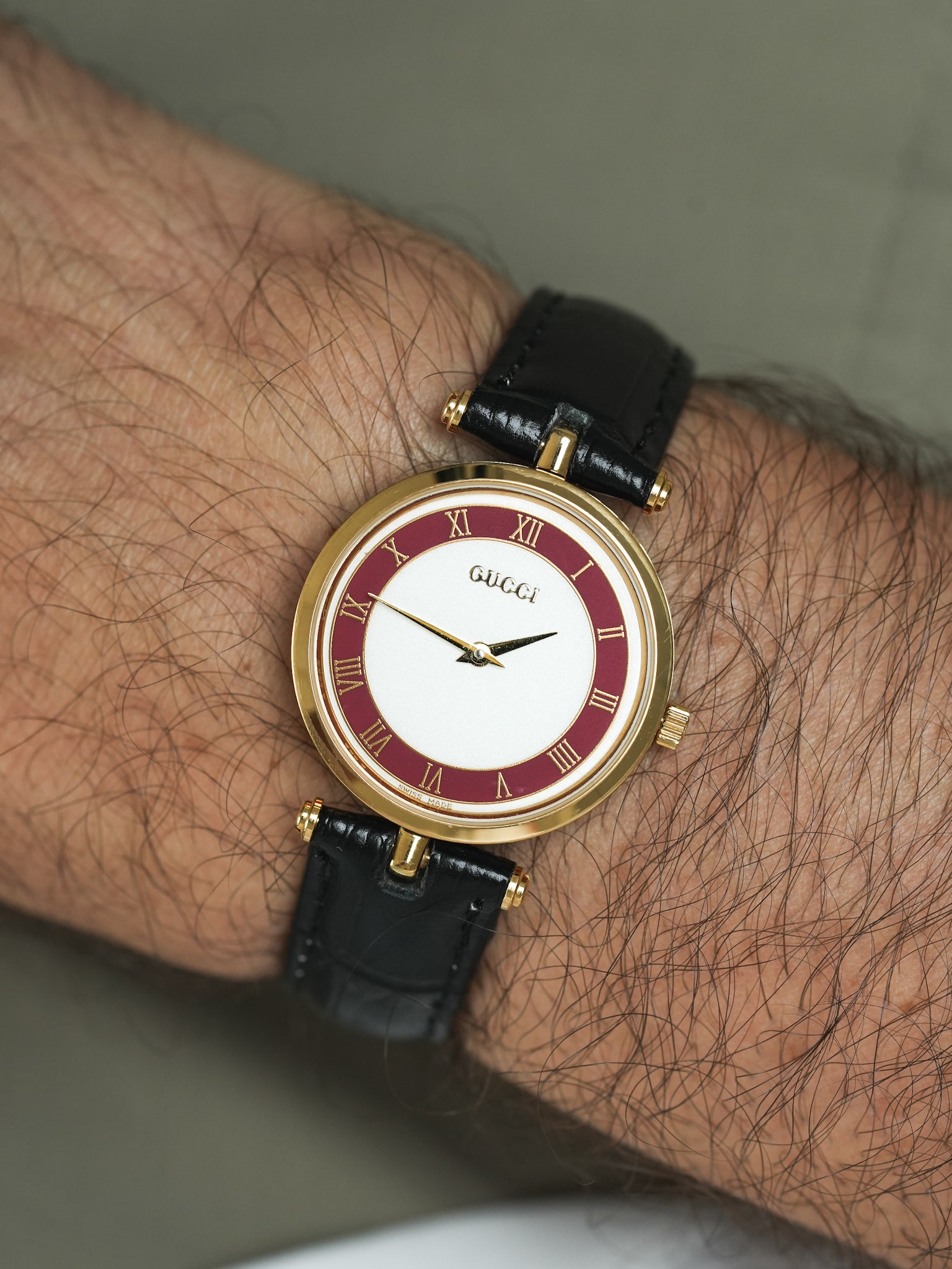 Gucci - Round Gold and red case with red lacquer Gucci - 1990s 